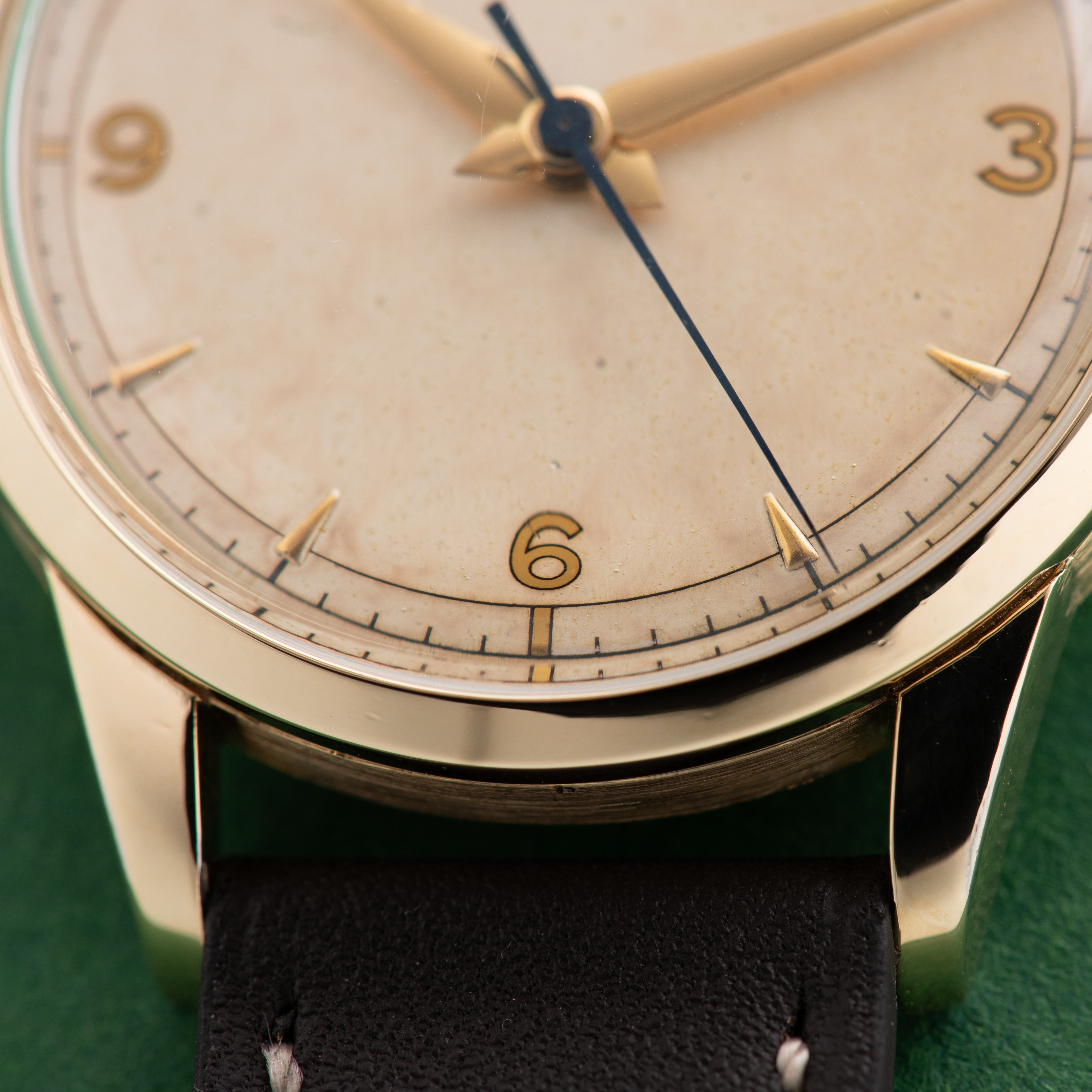 Vue de Omega mécanique cal 283 réf 2513-2 from 1947