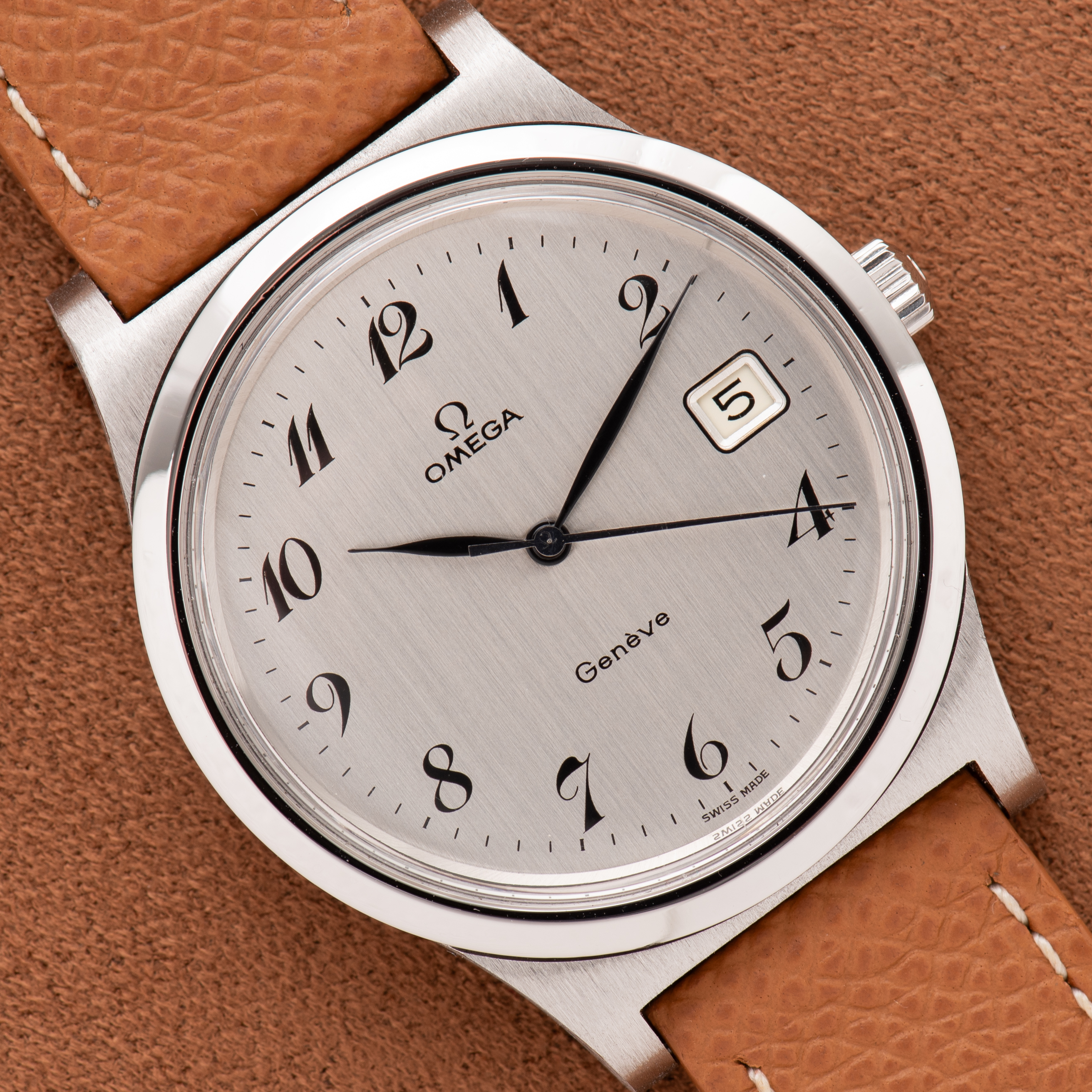 Zicht op Omega Geneva Mechanical Date Breguet Dial Ref 136.002 vanaf 1975