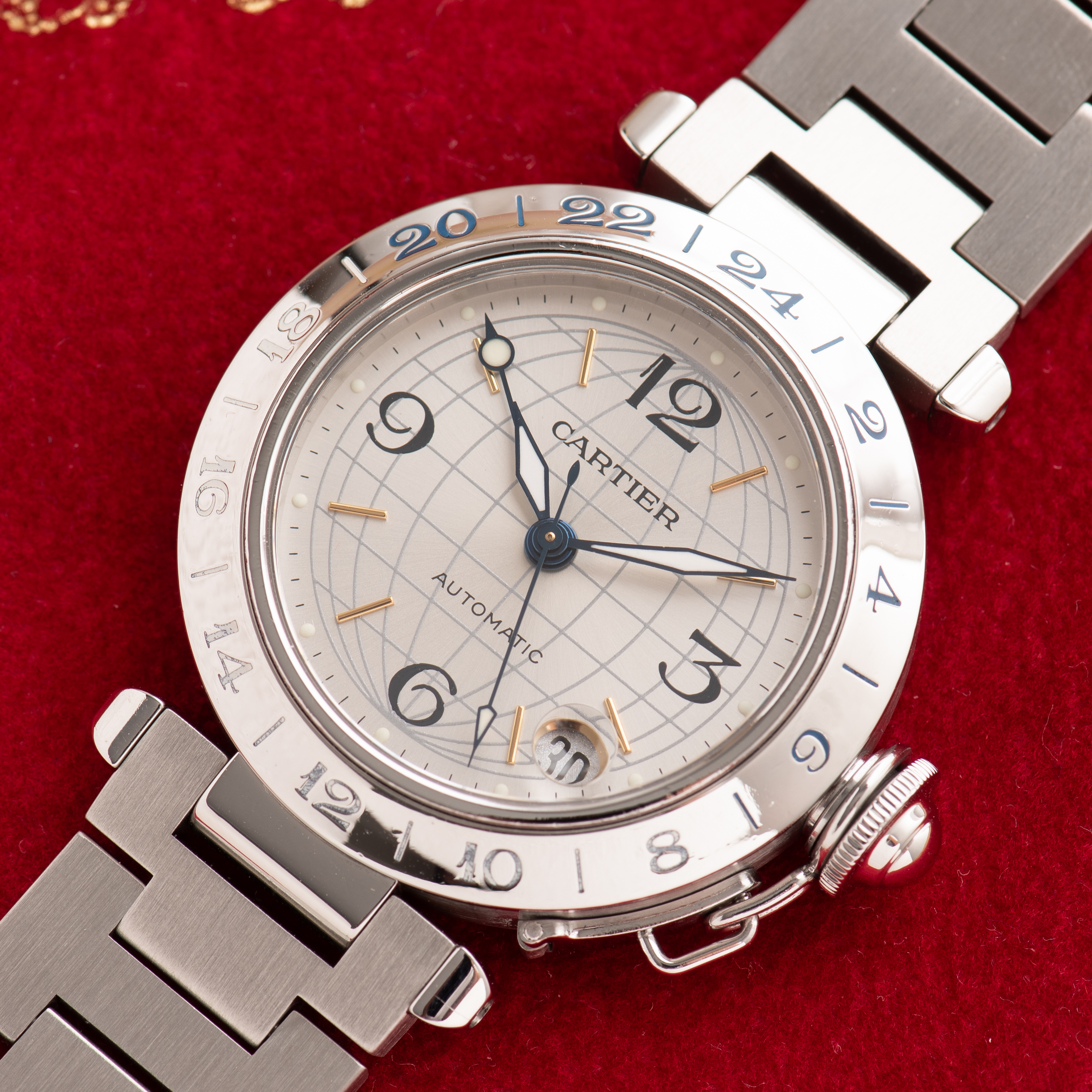 Zicht op Cartier Pasha Automatic GMT réf 2377