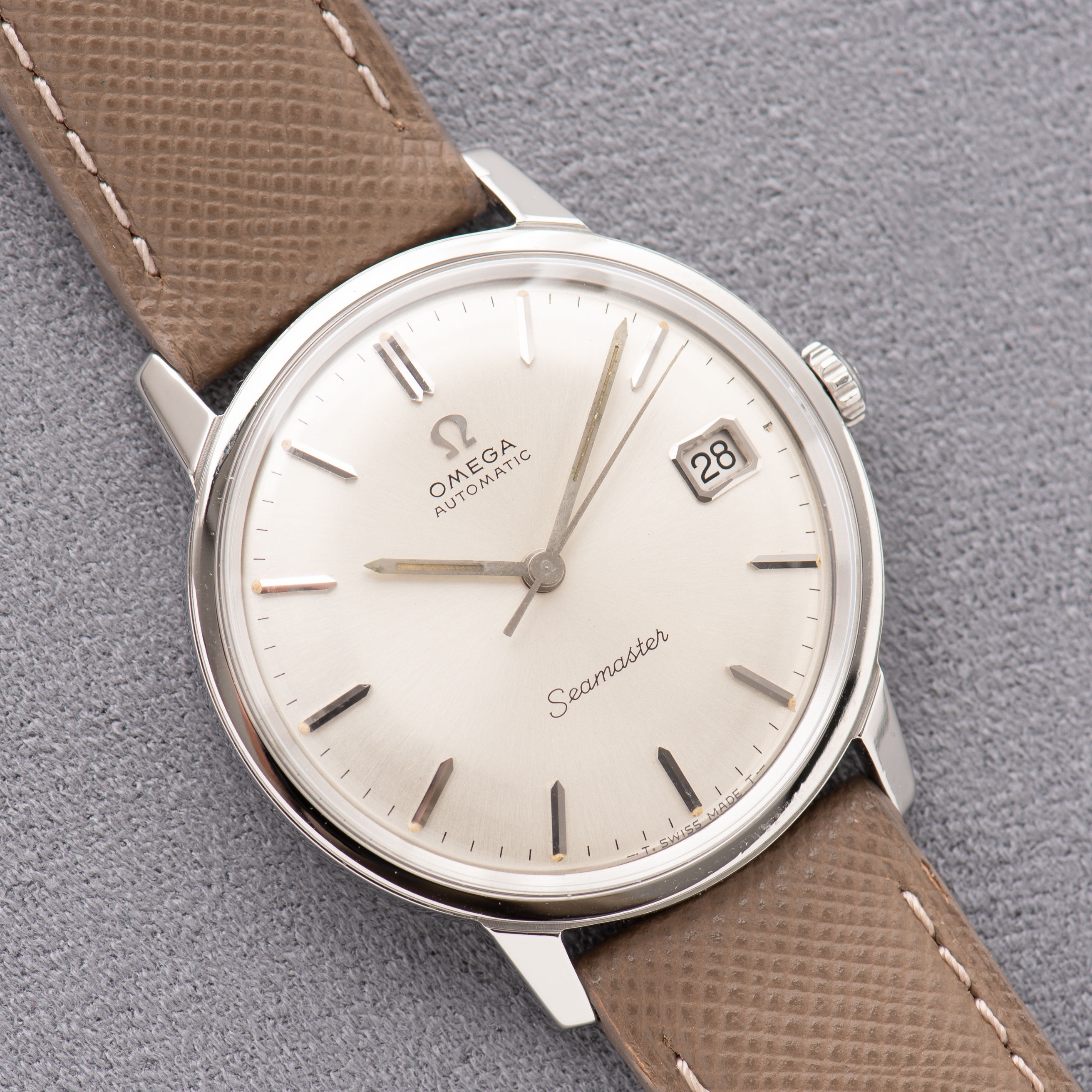 Zicht op Omega Seamaster Automatic Date Silver Dial Réf 166.002 from 1965