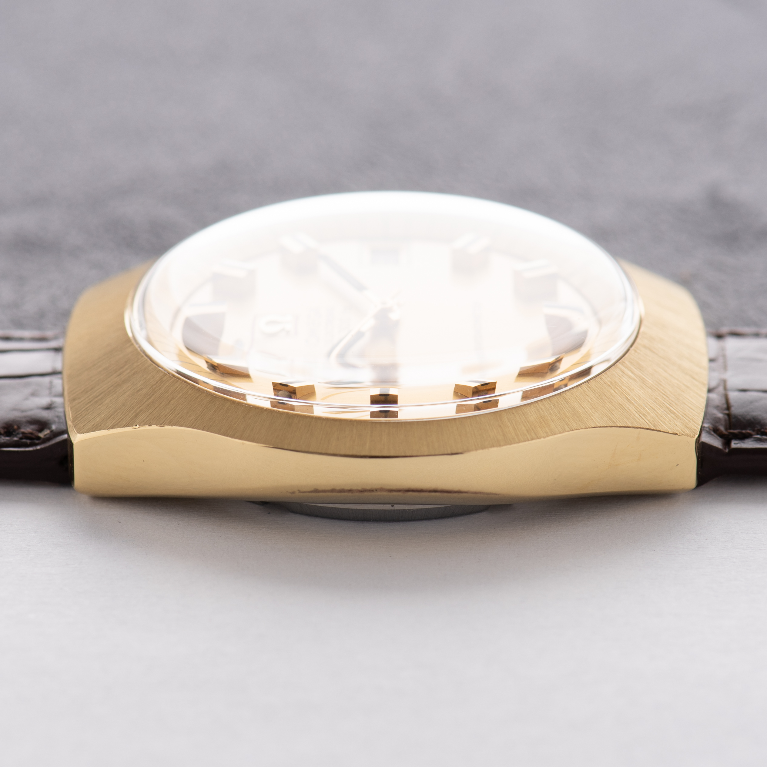 Zicht op Omega Electronic F300 Hz Chronometer Gouden wijzerplaat Ref 198.021