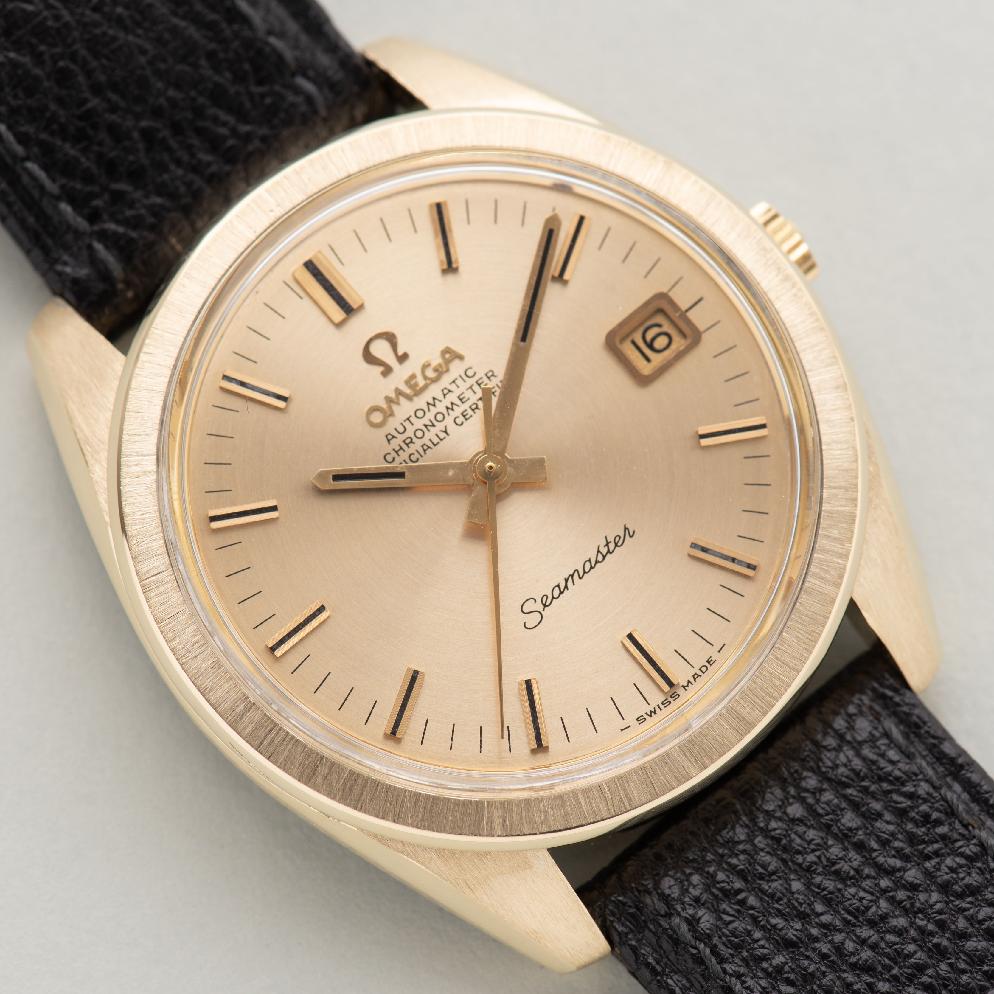 Zicht op Omega Automatic Chronometer Officialy Certified Seamaster réf 168.022/166.028