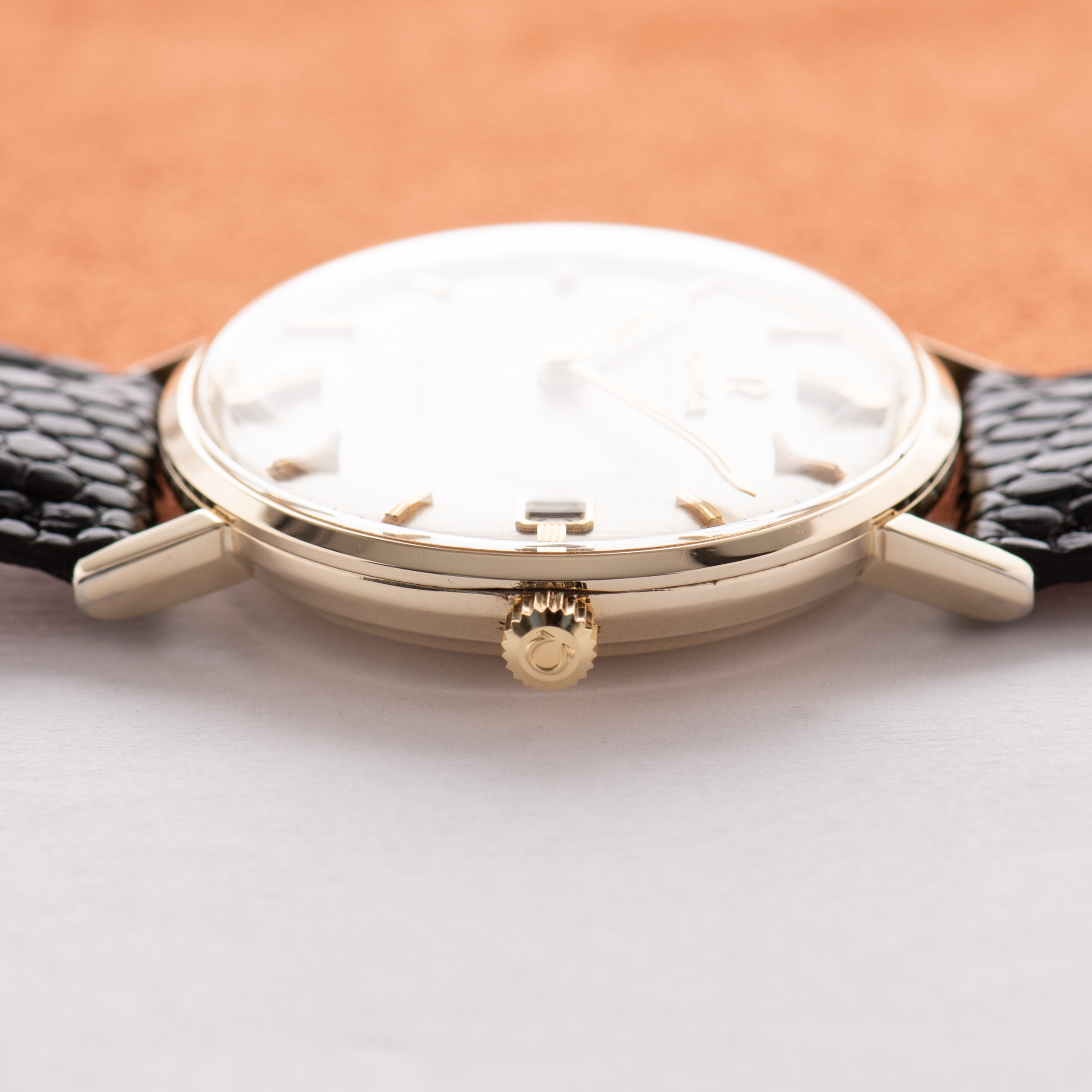 Vue de Omega Seamaster De Ville Automatic Rare Linen Dial 14K Gold Filled Réf 166.020