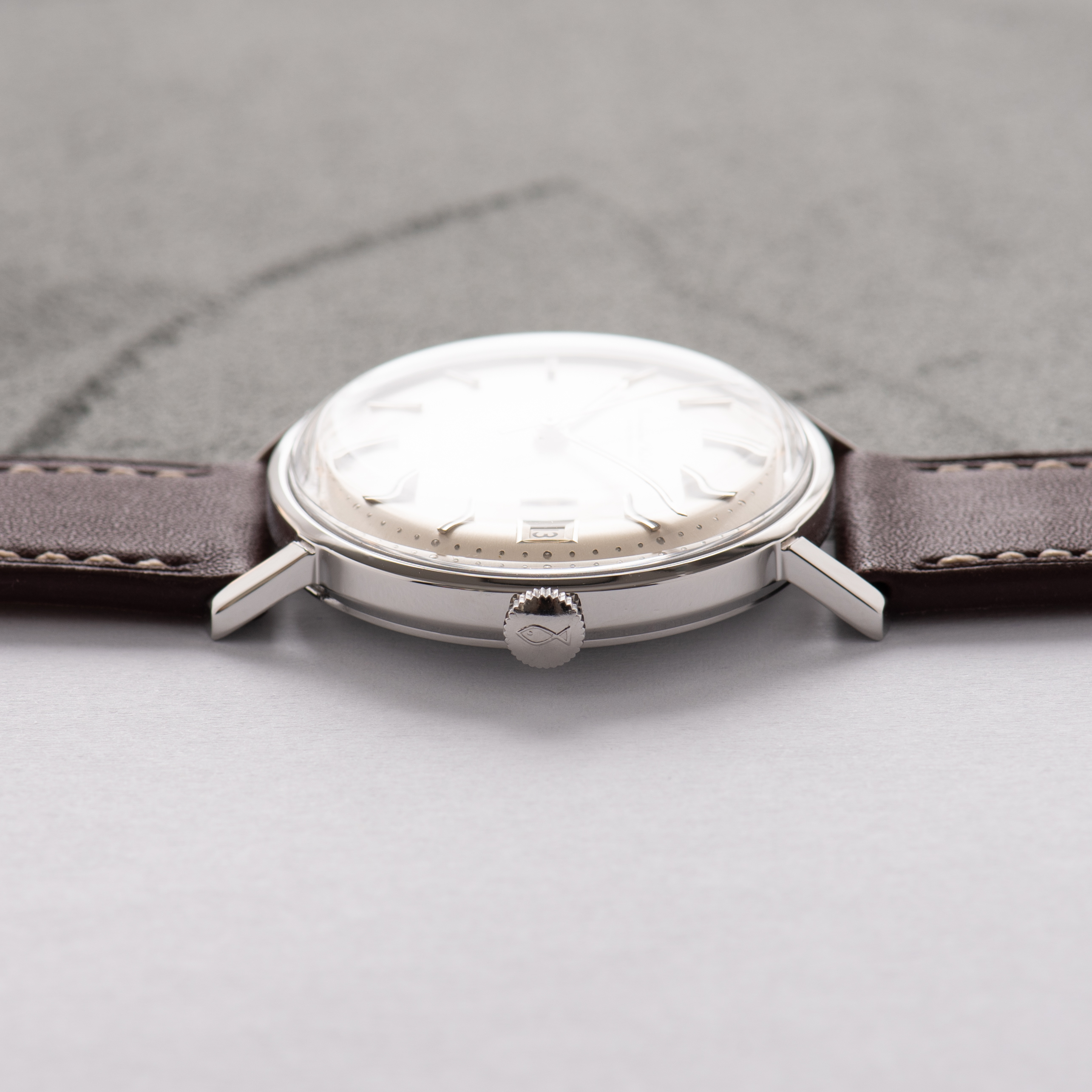 Vue de IWC International Watch Co Schaffhausen Automatic Silver Dial cal 8541 réf R818A