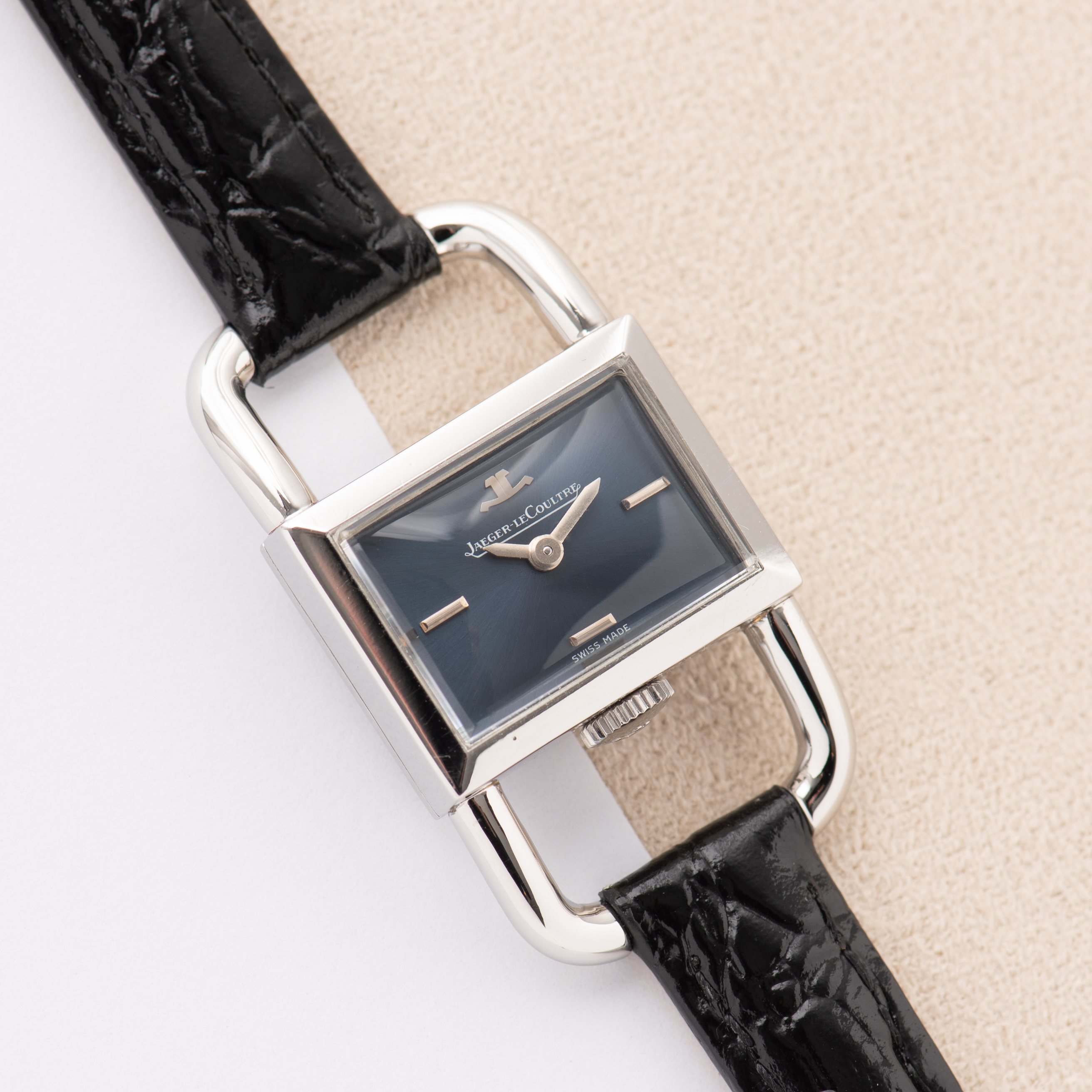 Zicht op Jaeger-LeCoultre Etrier Lucchetto for Hermès Blue Dial Réf 1670.42