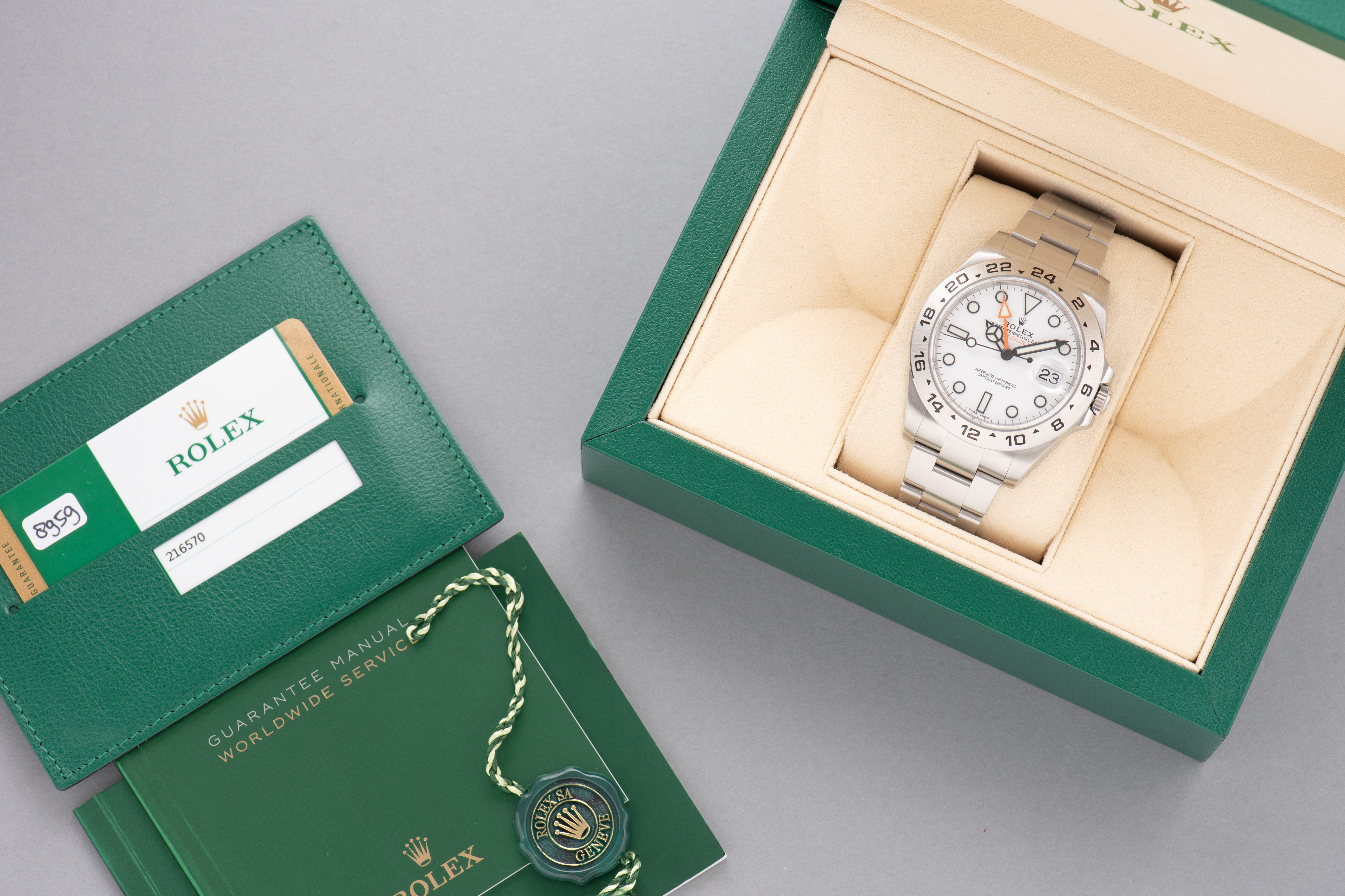 Zicht op Rolex Explorer II White dial réf 216570 from 2018 Full set
