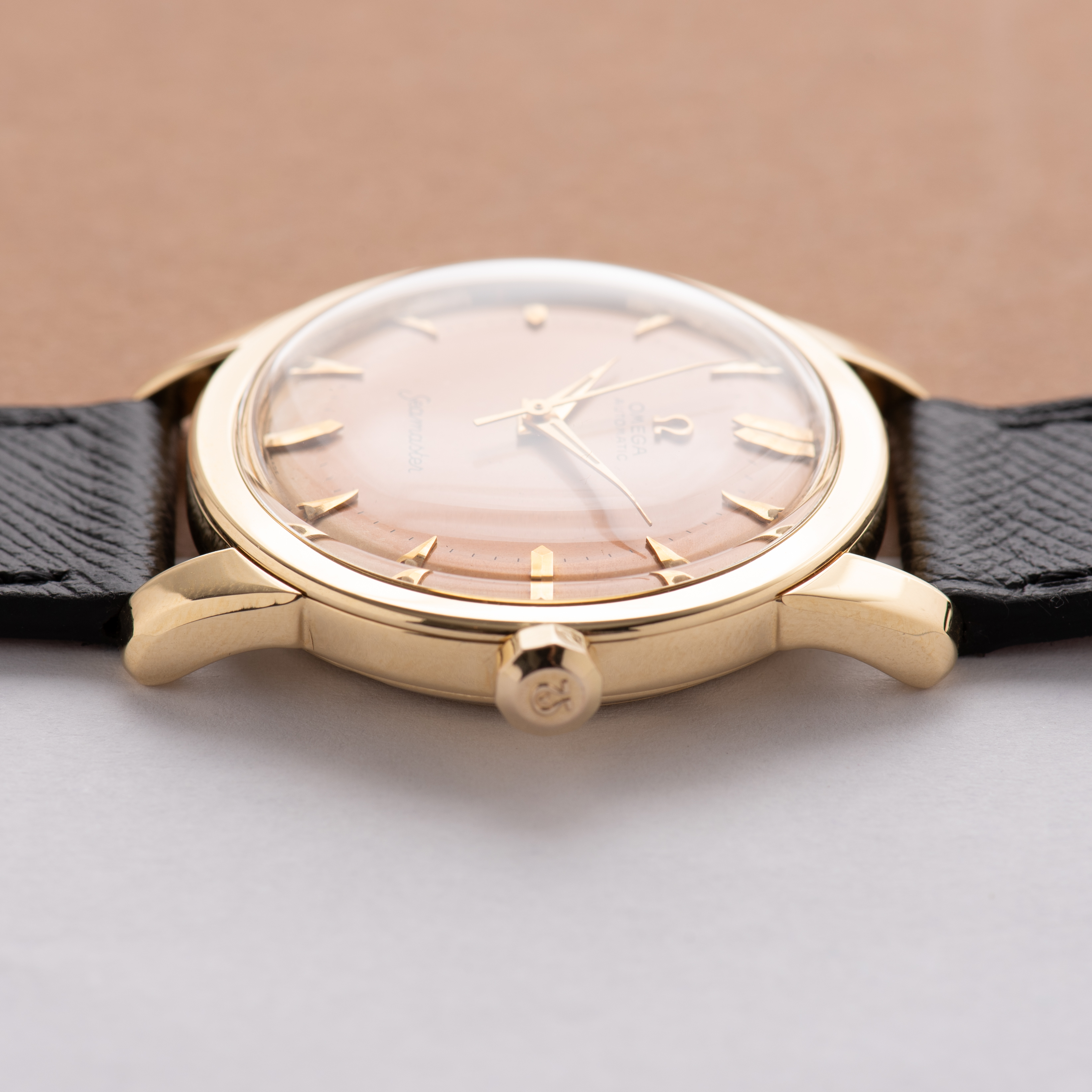 View of Omega Seamaster Automatic Bumper Beefy Lugs Gold 18K from 1952 Réf 2577-2520