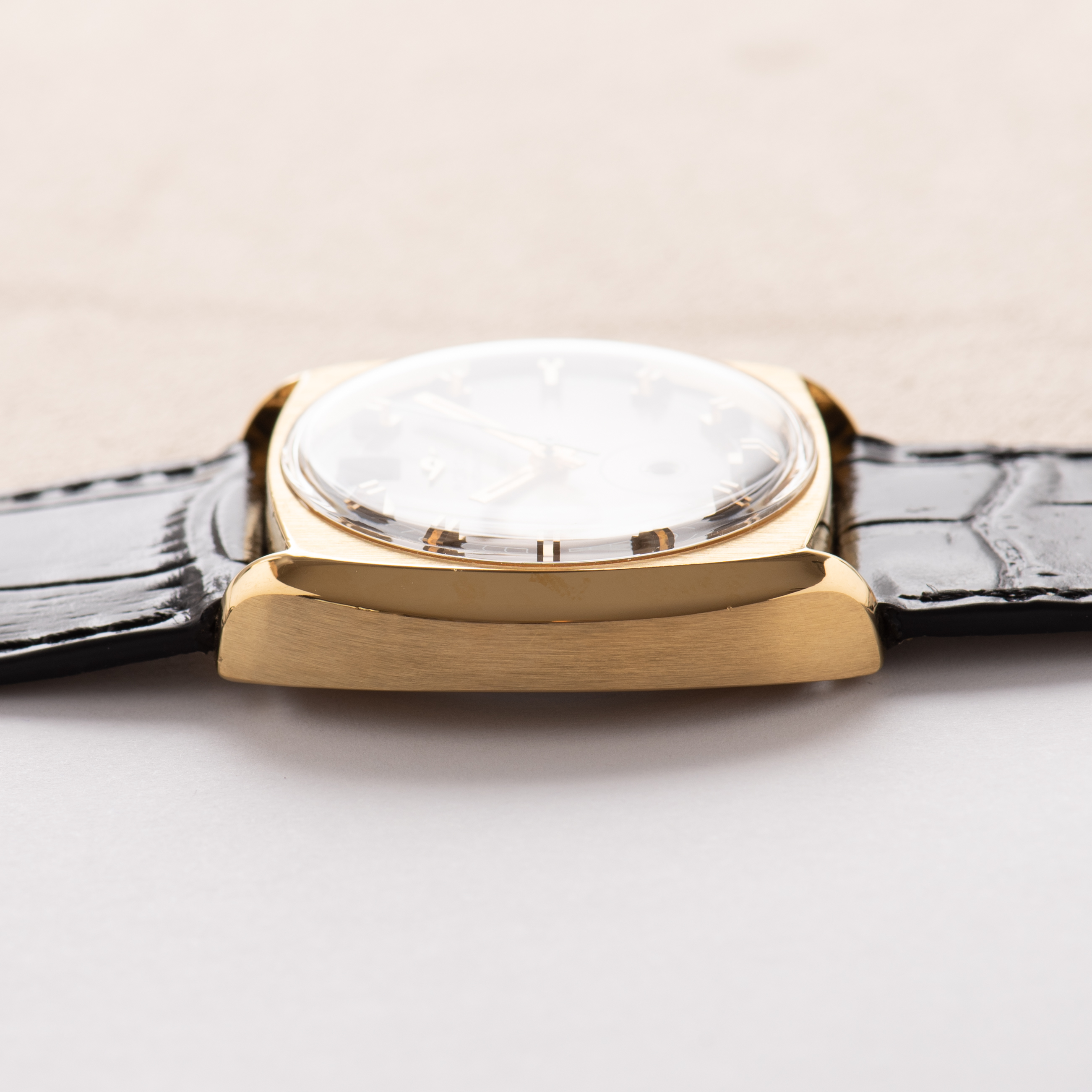 Zicht op Mondia Automatic Top Second GoldPlated from 1975