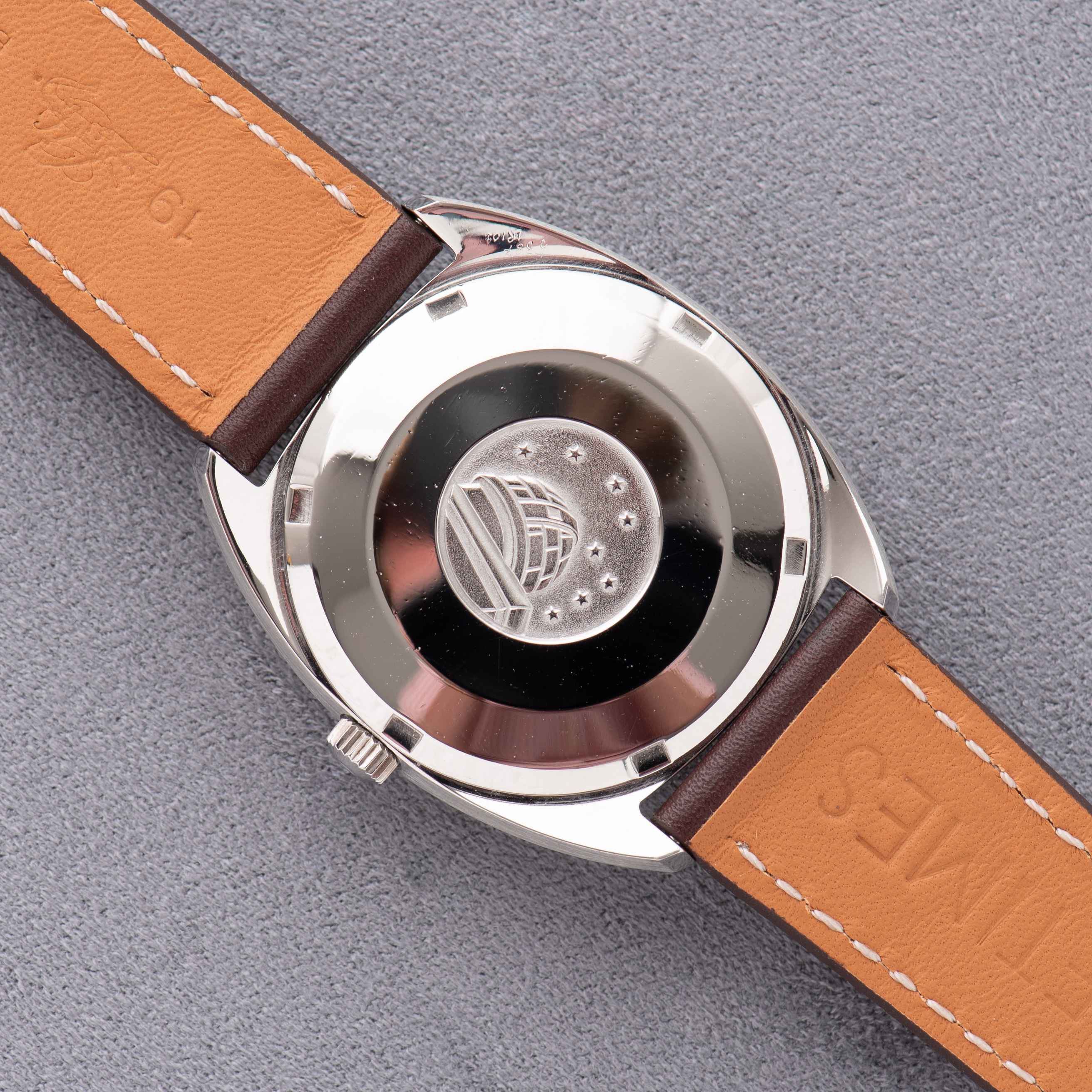 View of Omega Constellation Chronometer Linen Silver dial C-shape from 1968 Réf 168.029