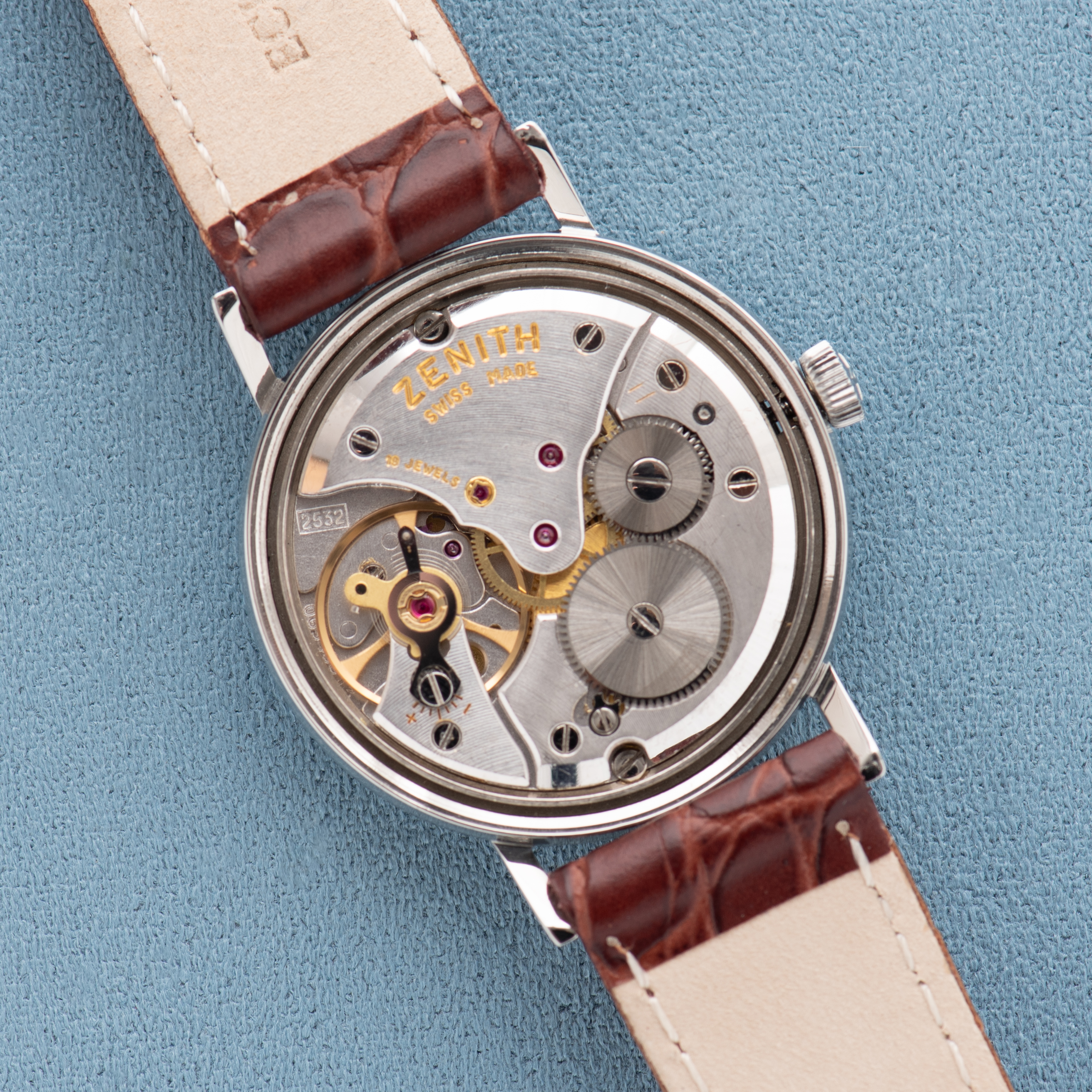 Zicht op Zenith mechanische White Lacquer wijzerplaat cal 2532 ref 928A413