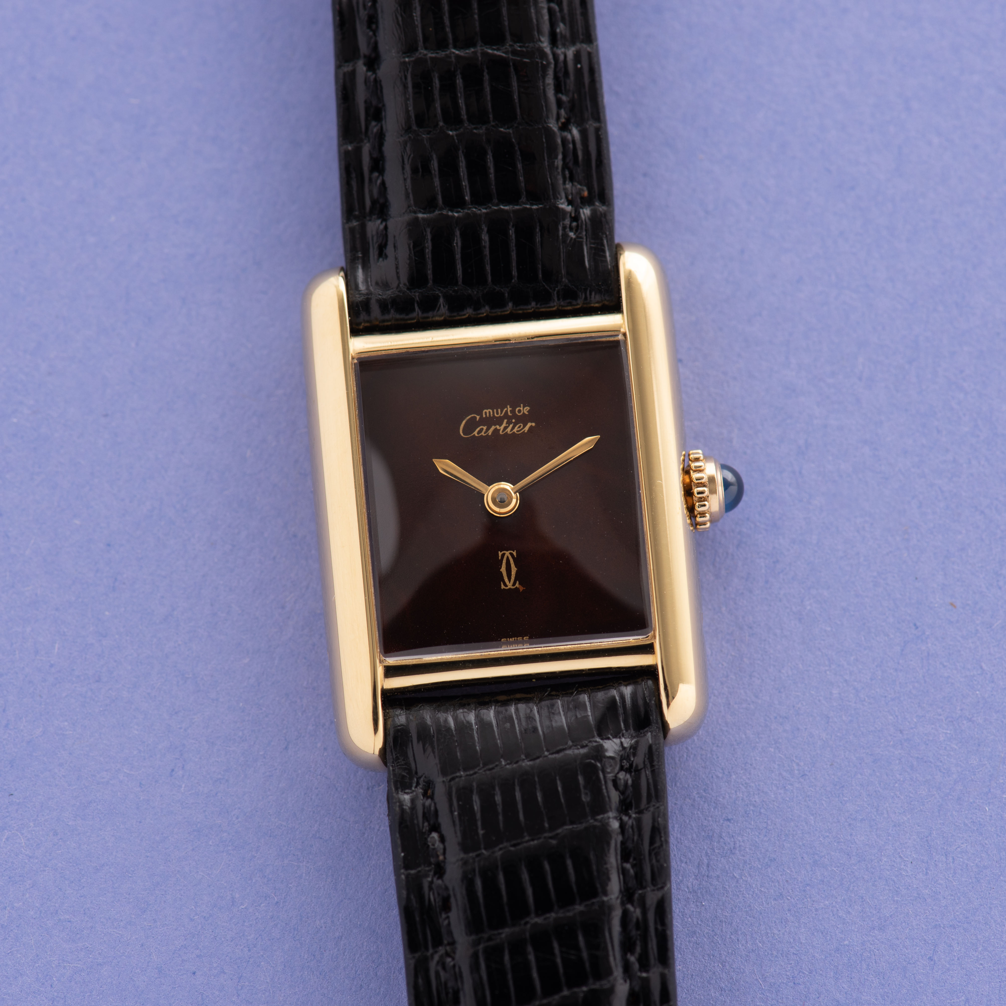 Zicht op Cartier Must de Tank de Must Vermeil PM Caramel-Brun/Black Dial
