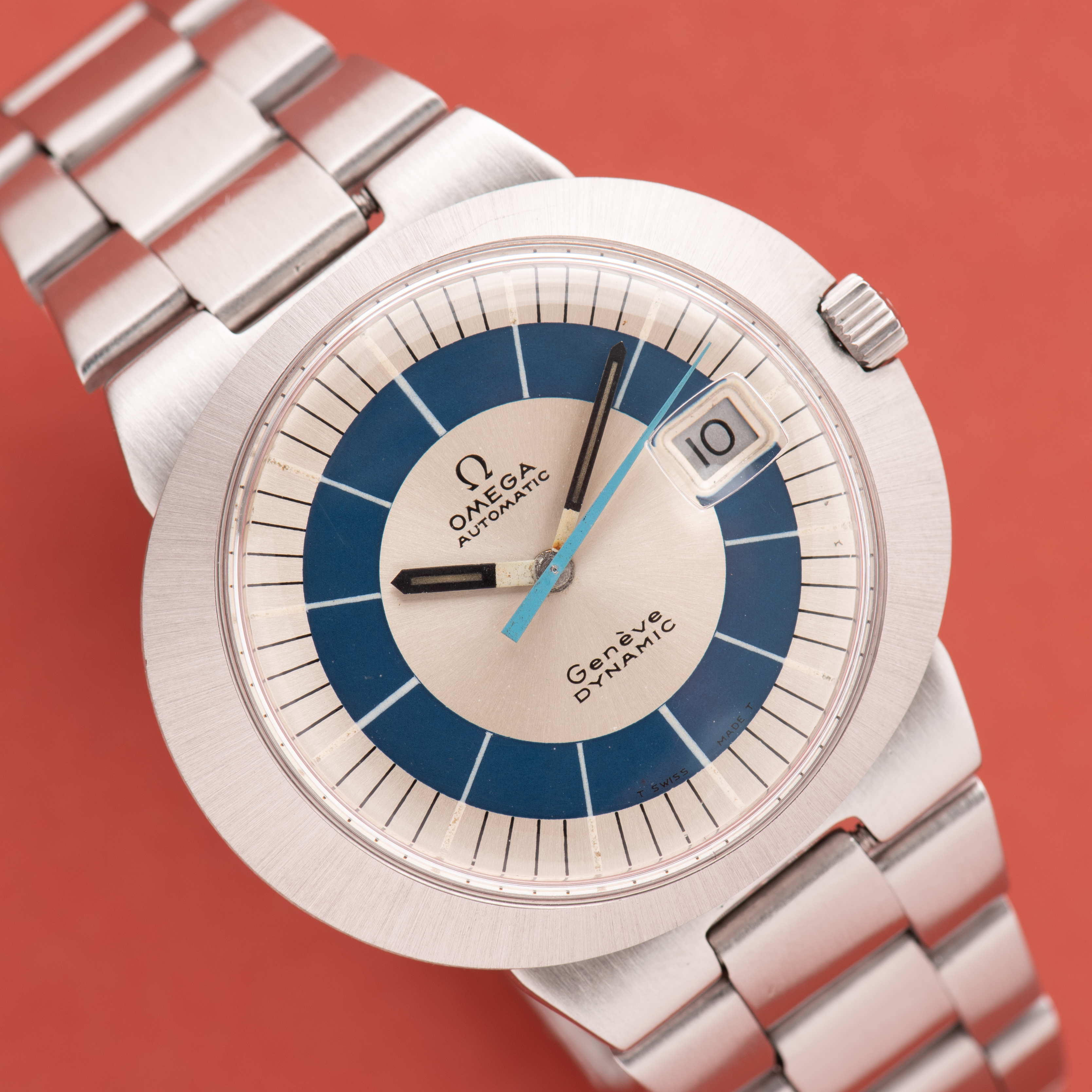 Zicht op Omega Genève Dynamic Automatic Blue Dial uit 1968 Ref 166.039