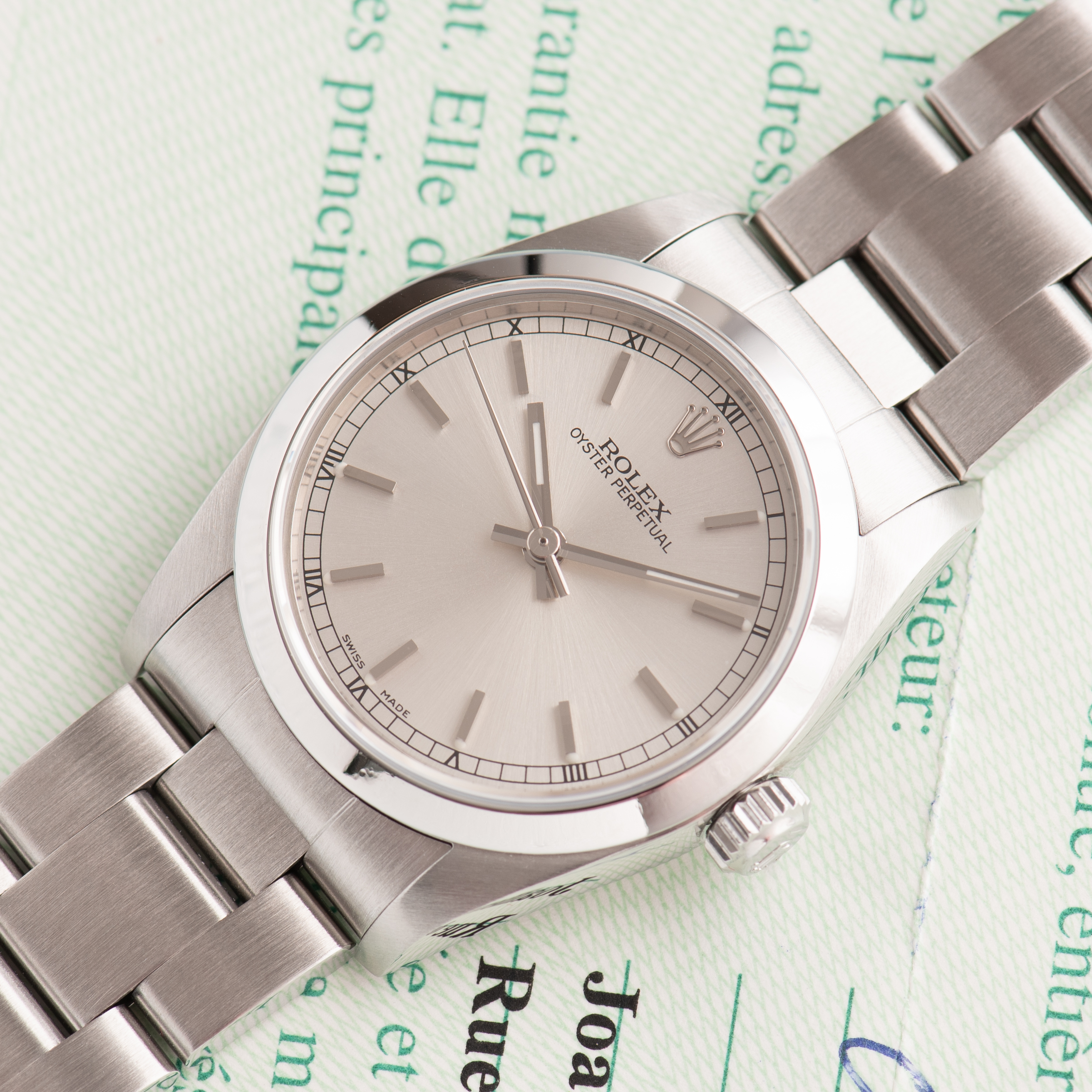 Zicht op Rolex Oyster Perpetual Silver Dial Réf 77080 Full set from 2005