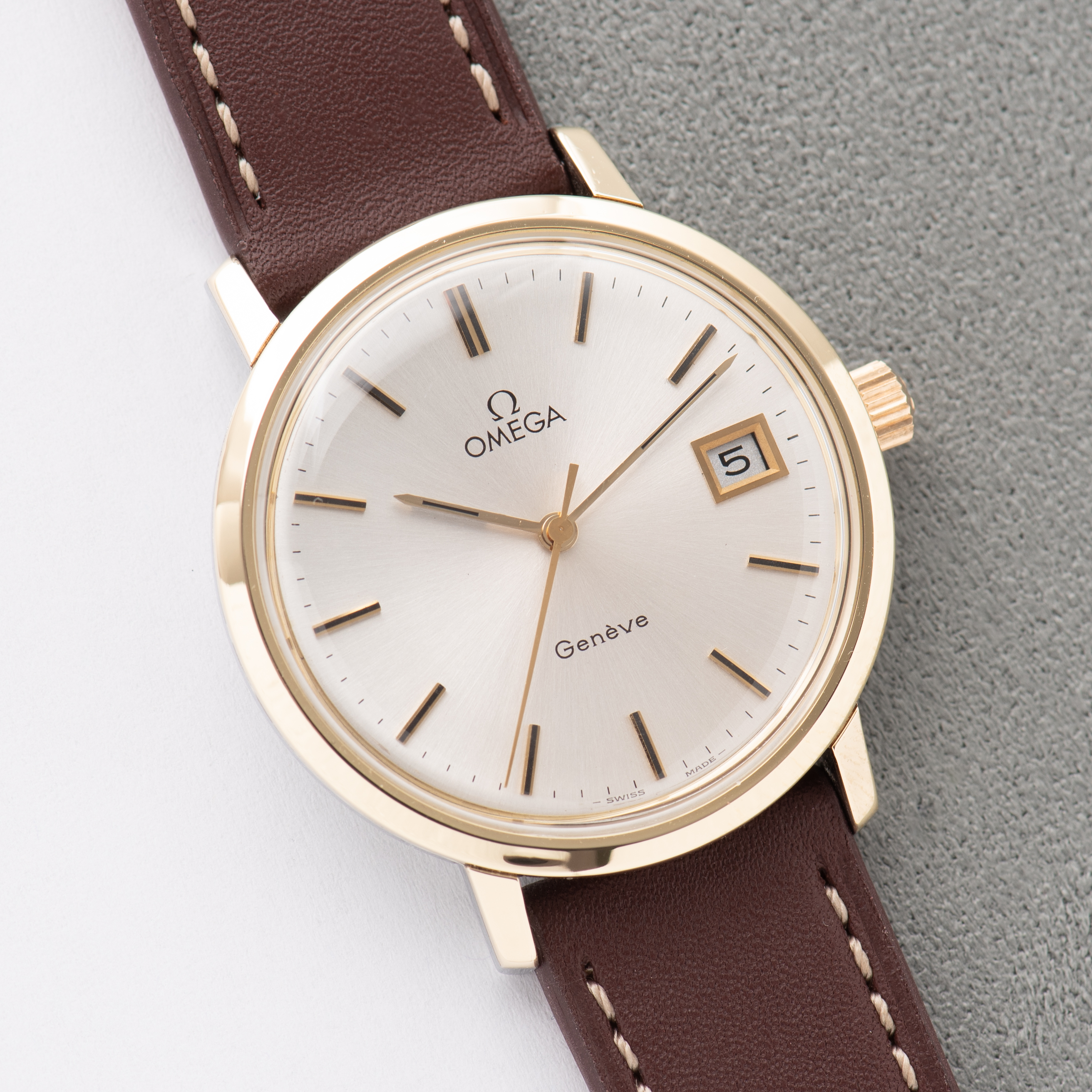 View of Omega Genève Date Gold/Steel Rare Monobloc Réf 136.9020 from 1975