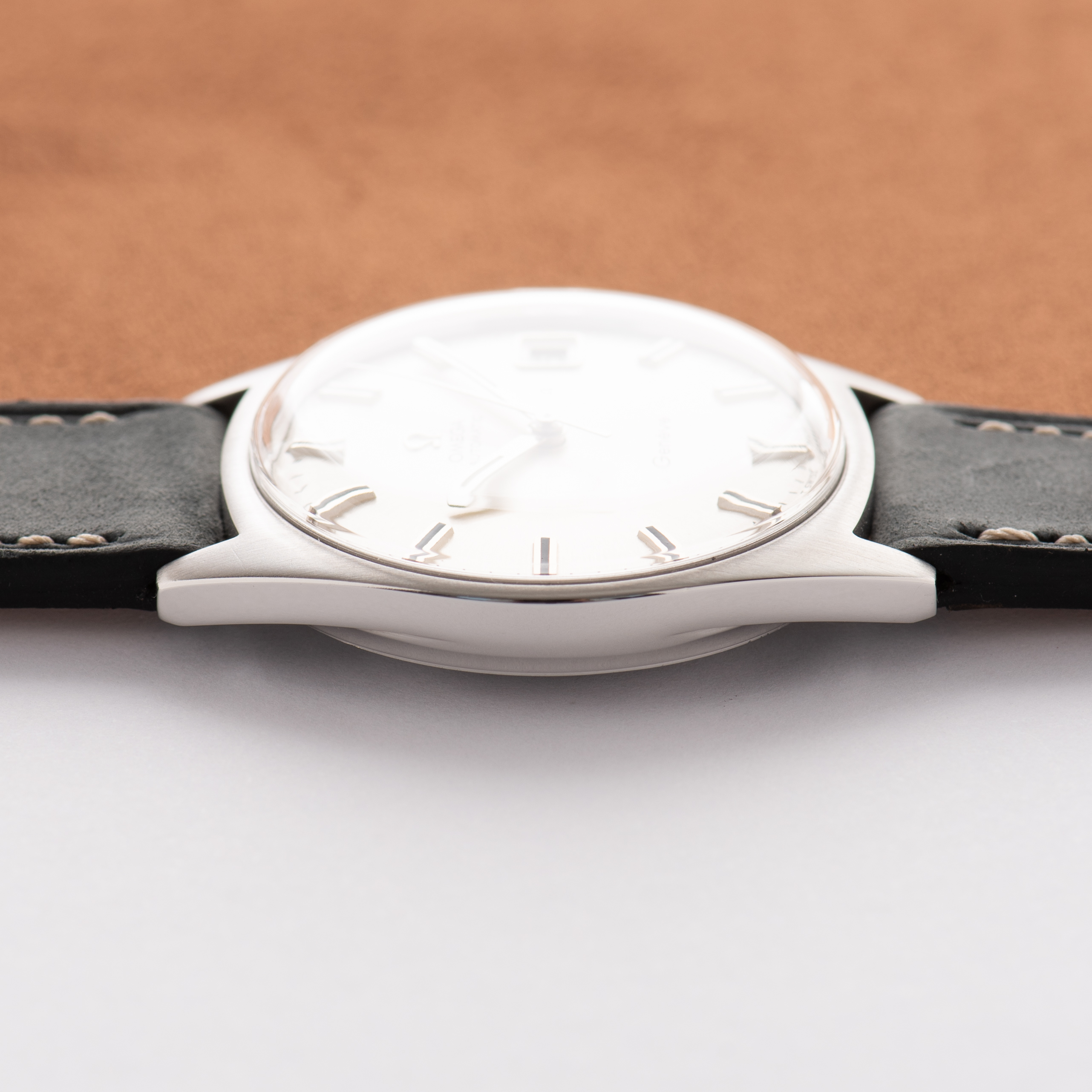 Zicht op Omega Automatic Genève Silver Dial ref 166.041 uit 1969