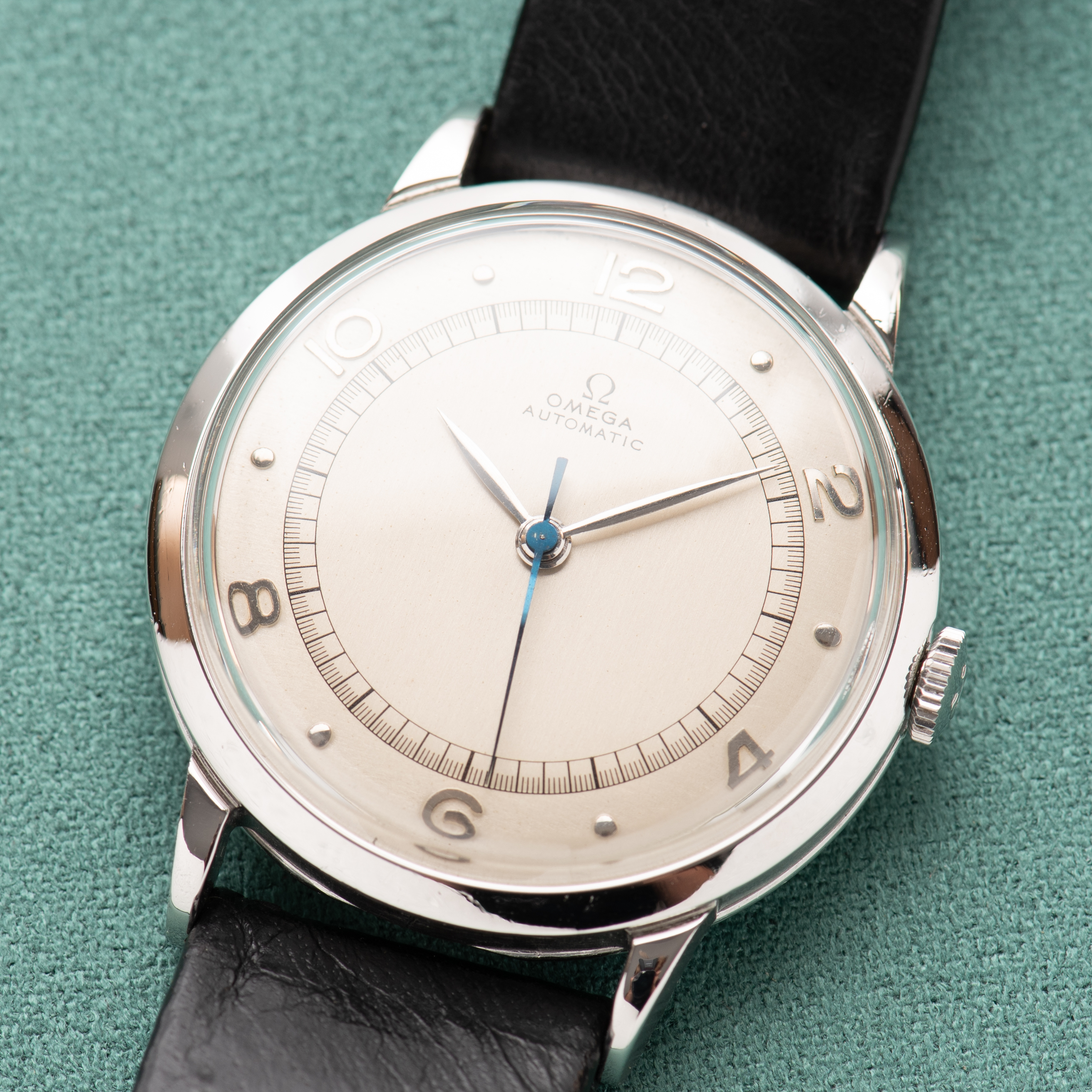 Zicht op Omega Centre Tweede Automatic Bumper Silver Dial Ref. 2445 1944