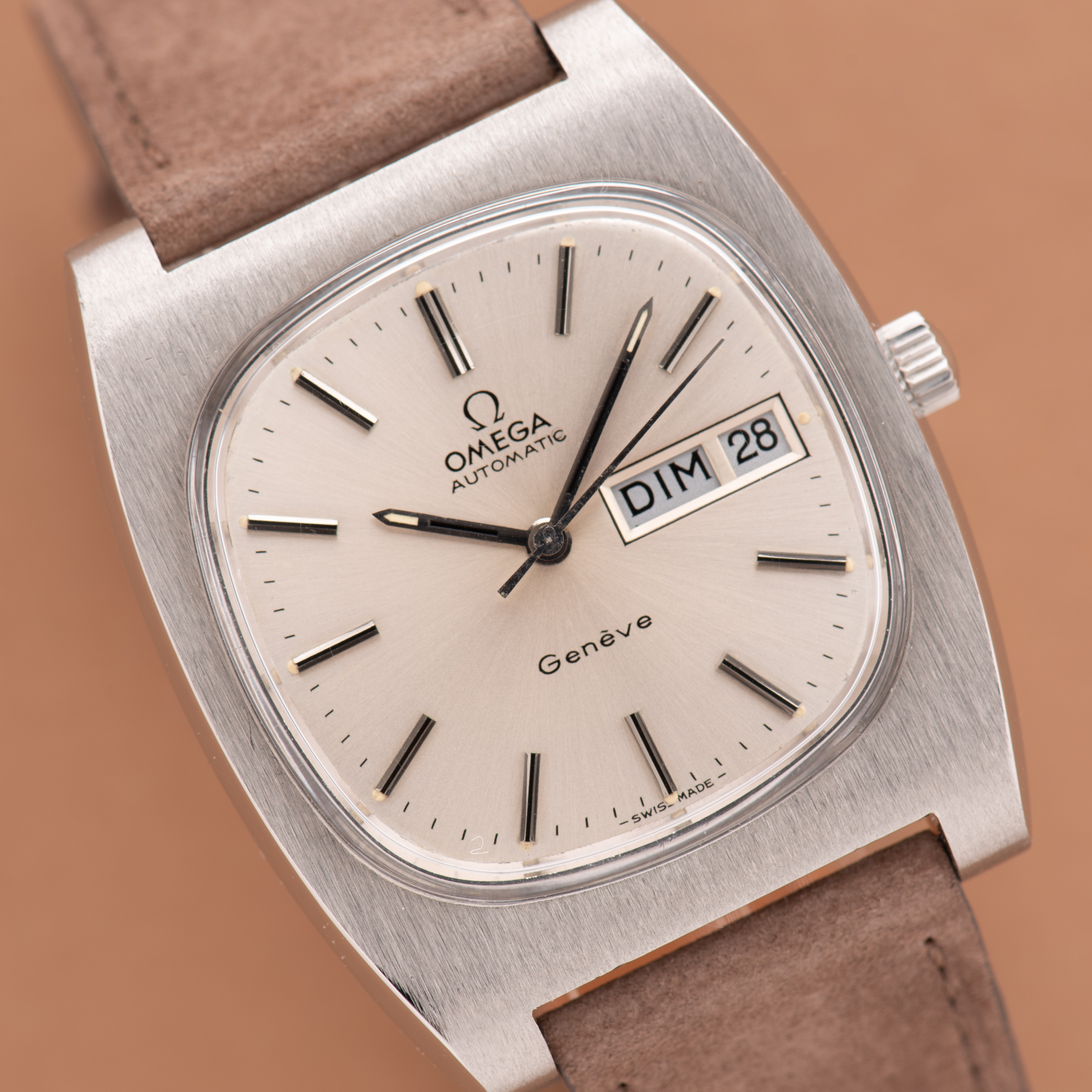 Zicht op Omega Genève Automatic Day Date from 1973 Réf 166.0188