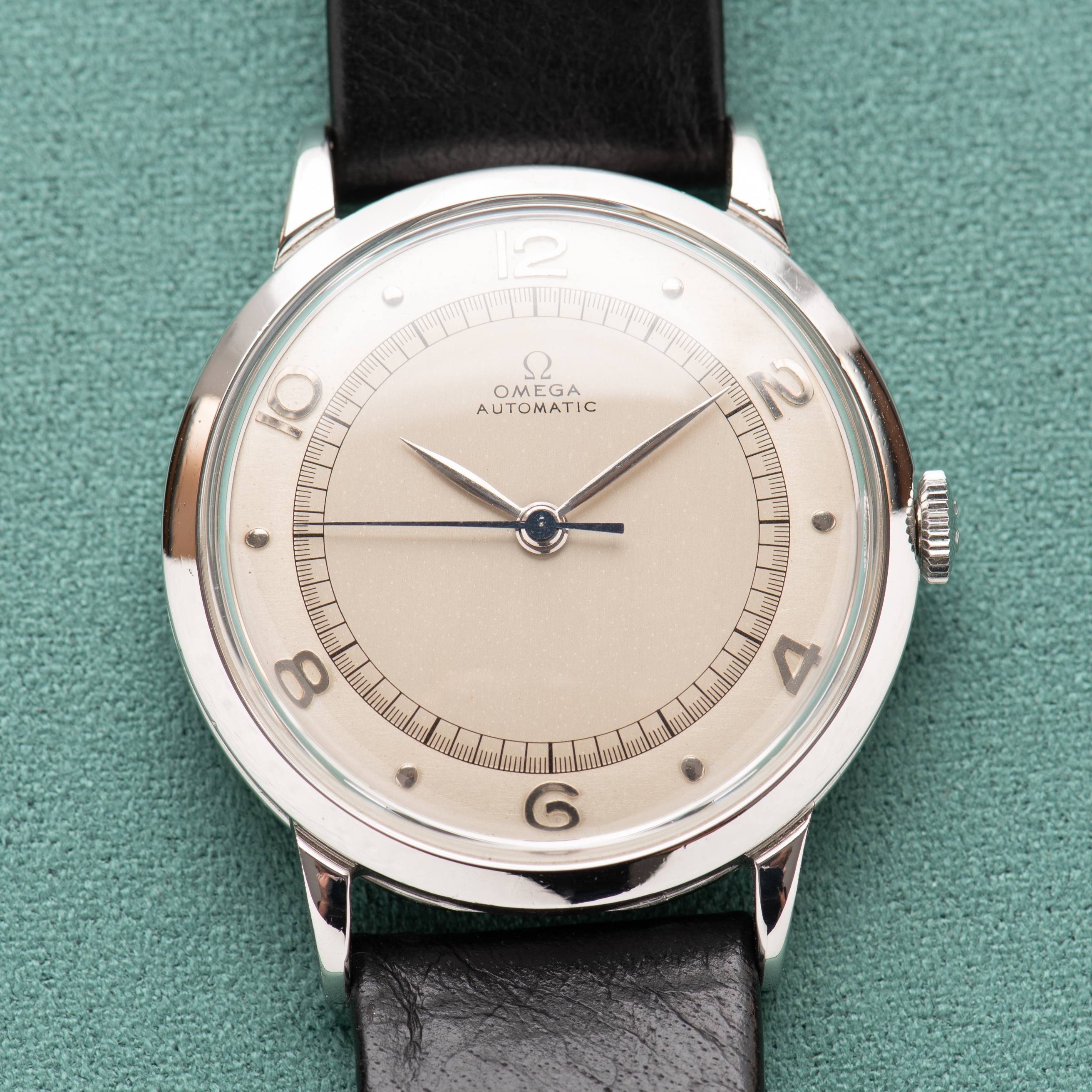Zicht op Omega Centre Tweede Automatic Bumper Silver Dial Ref. 2445 1944