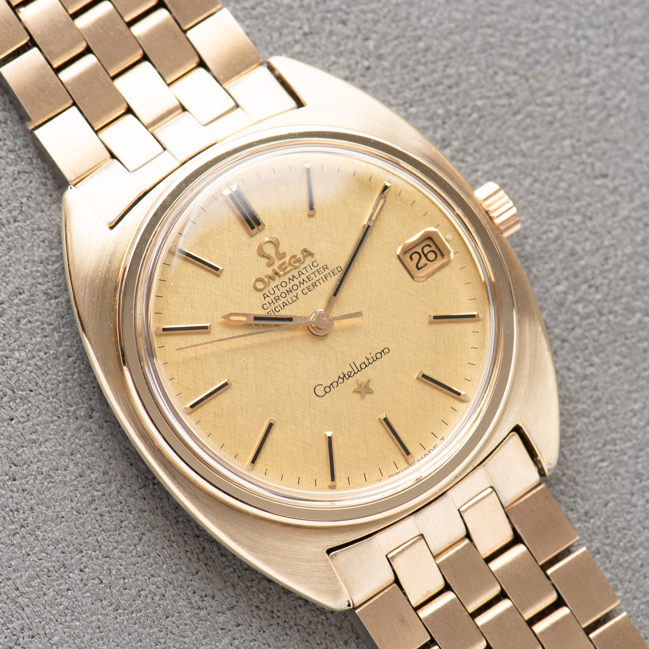 Zicht op Omega Constellation Chronometer C-shape 14K Gold Capped from 1968 Réf 168.017SP