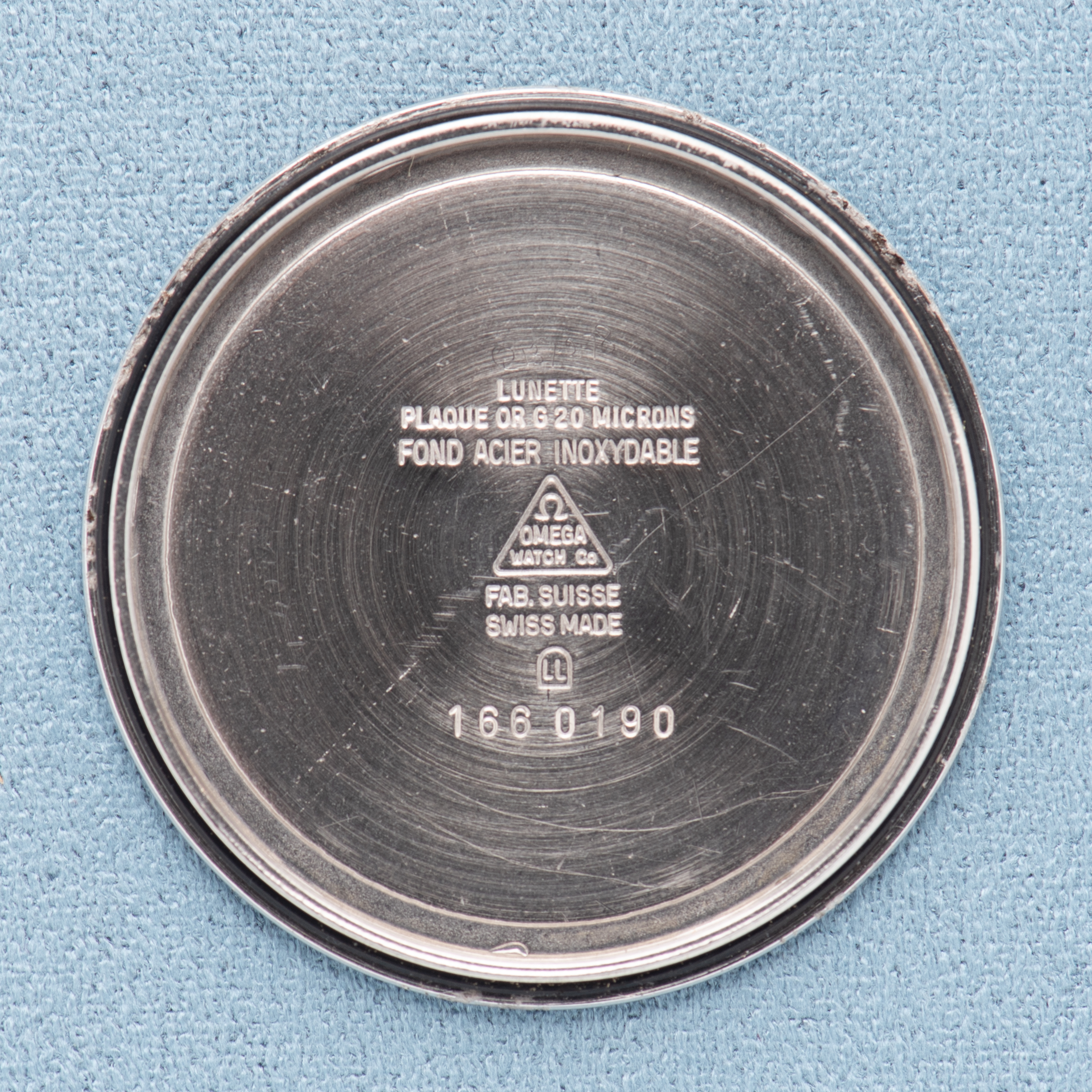 Zicht op Omega Genève Automatic Date Gold Plated – Calibre 1012 – Réf. 166.0190 – 1973