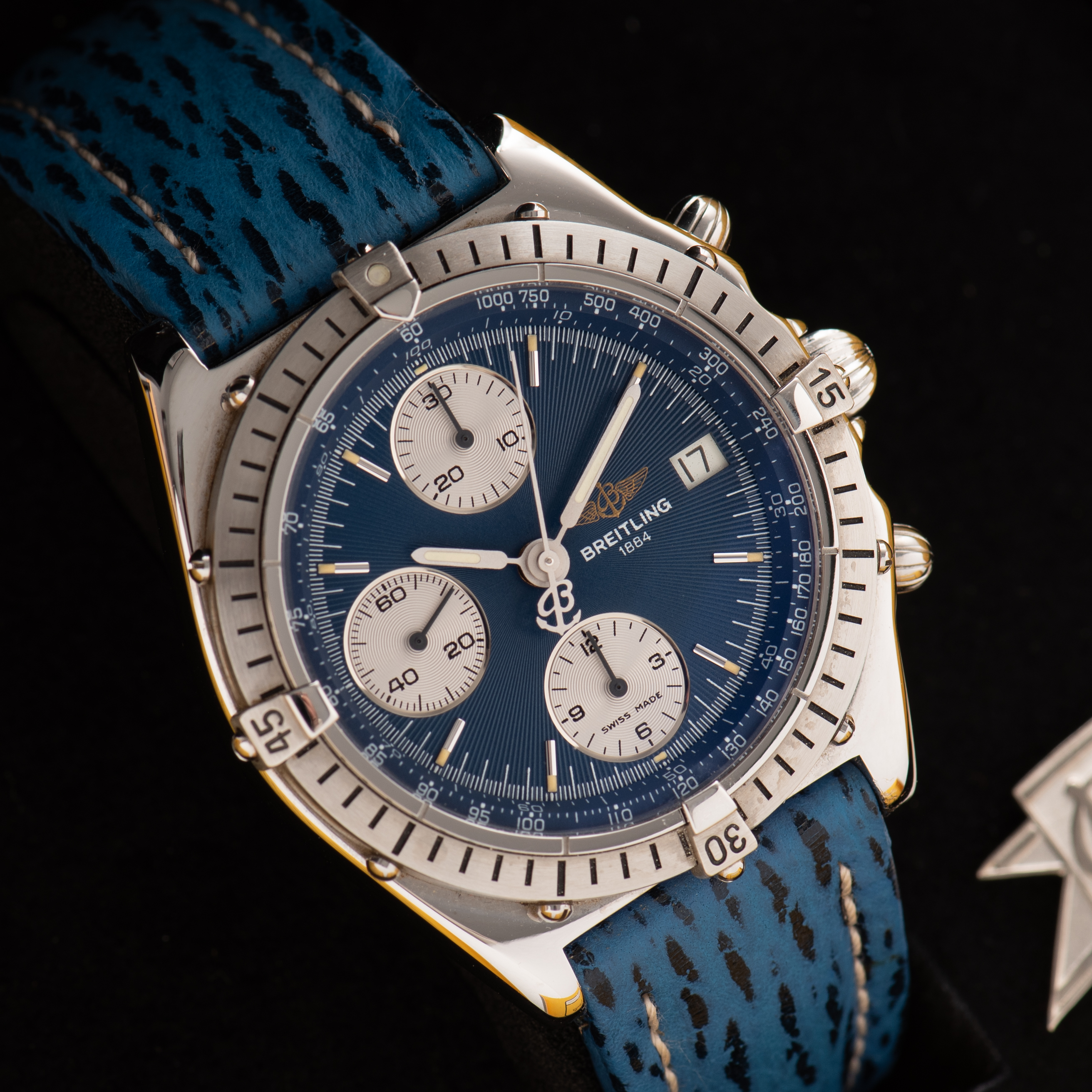 Vue de Breitling Chronomat 1884 Chronograph Blue dial Réf A13047 New Old Stock Full Set