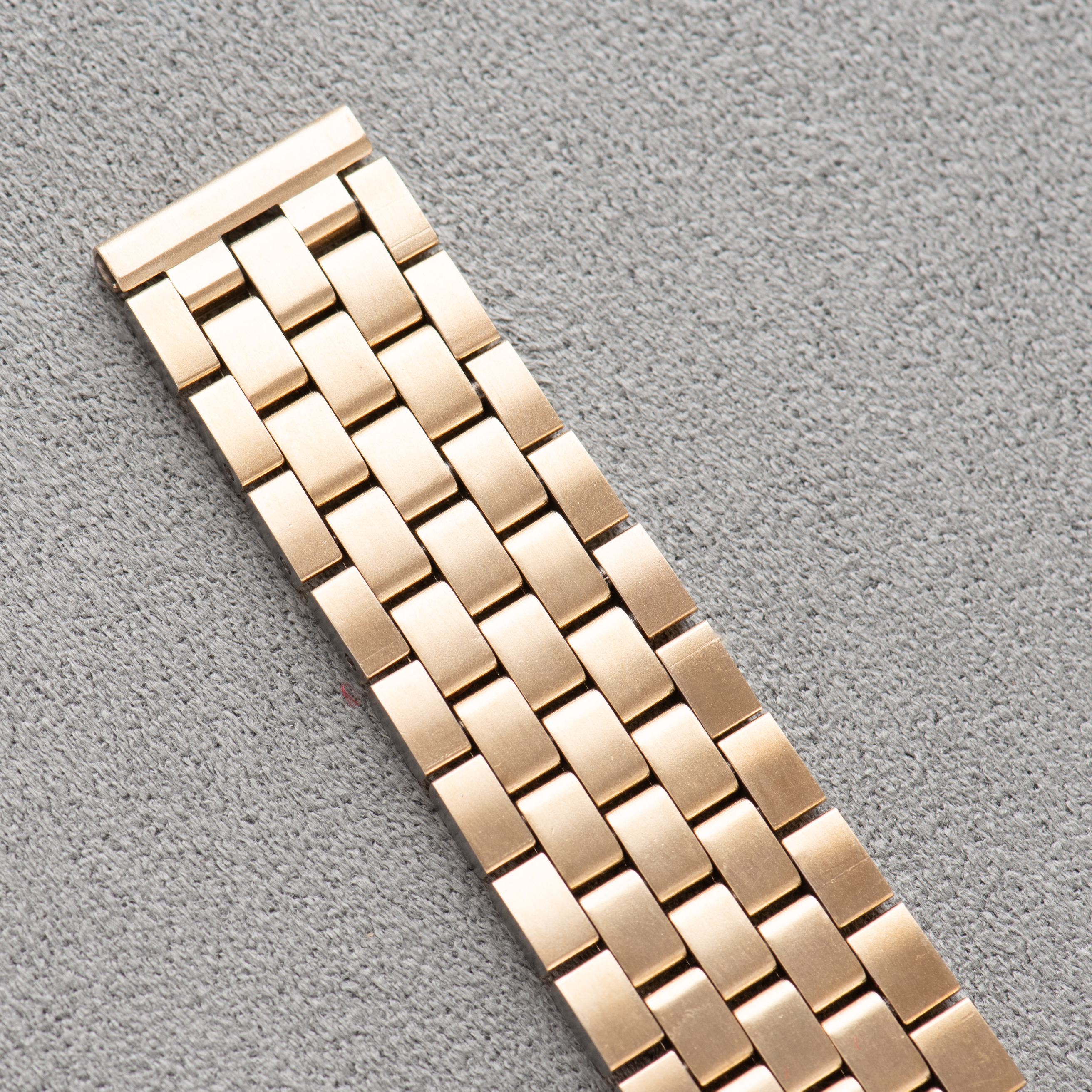 Zicht op Omega Constellation Chronometer C-shape 14K Gold Capped from 1968 Réf 168.017SP