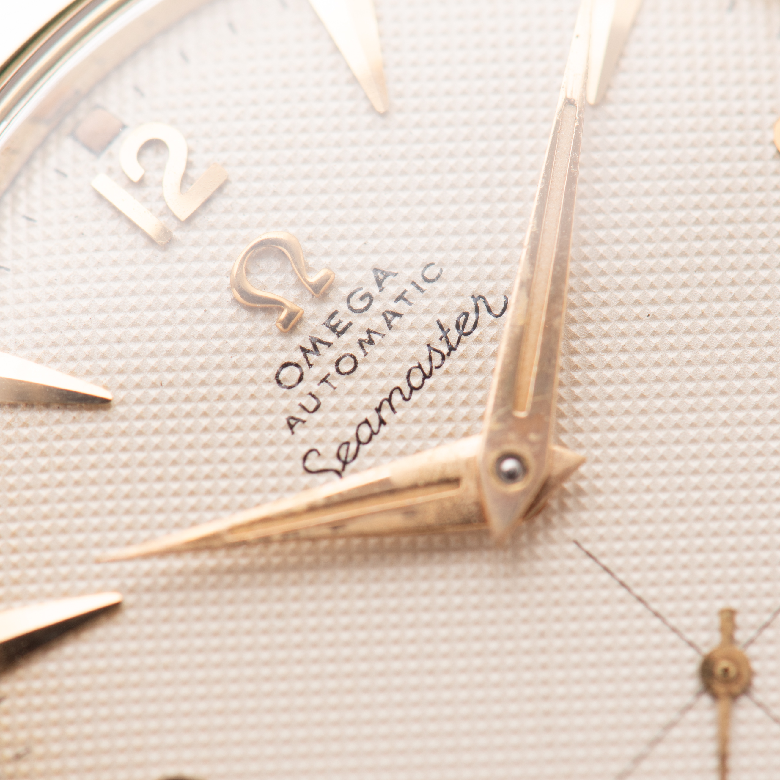 Vue de Omega Seamaster Automatic Bumper Beefy Lugs "Honeycomb dial" 1952 réf 2576-21