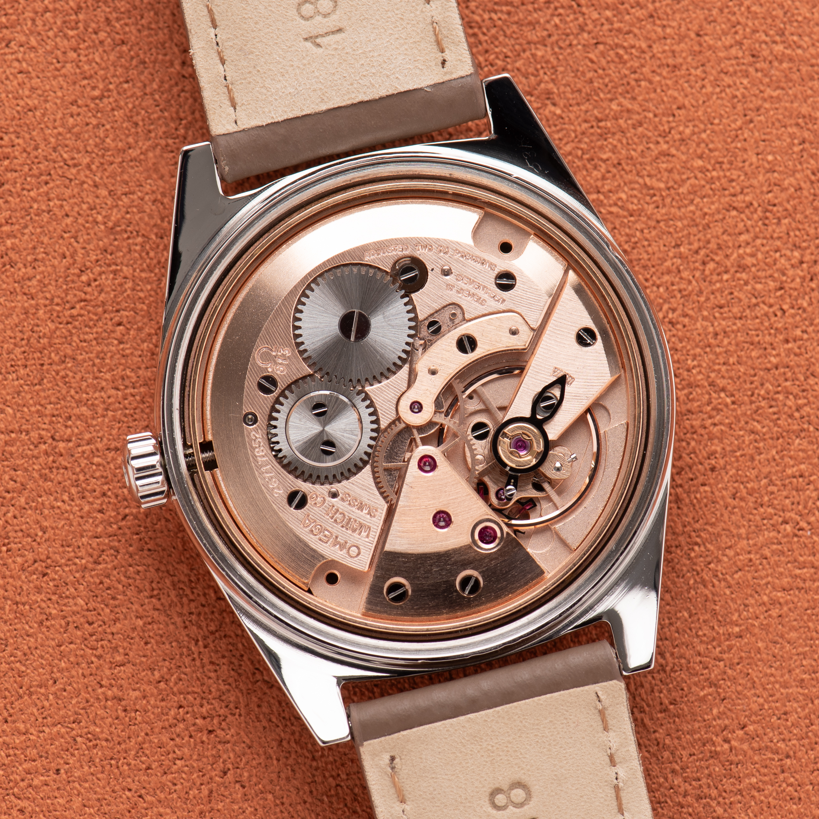View of Omega Genève Creme Dial mécanique réf 136.041 from 1968