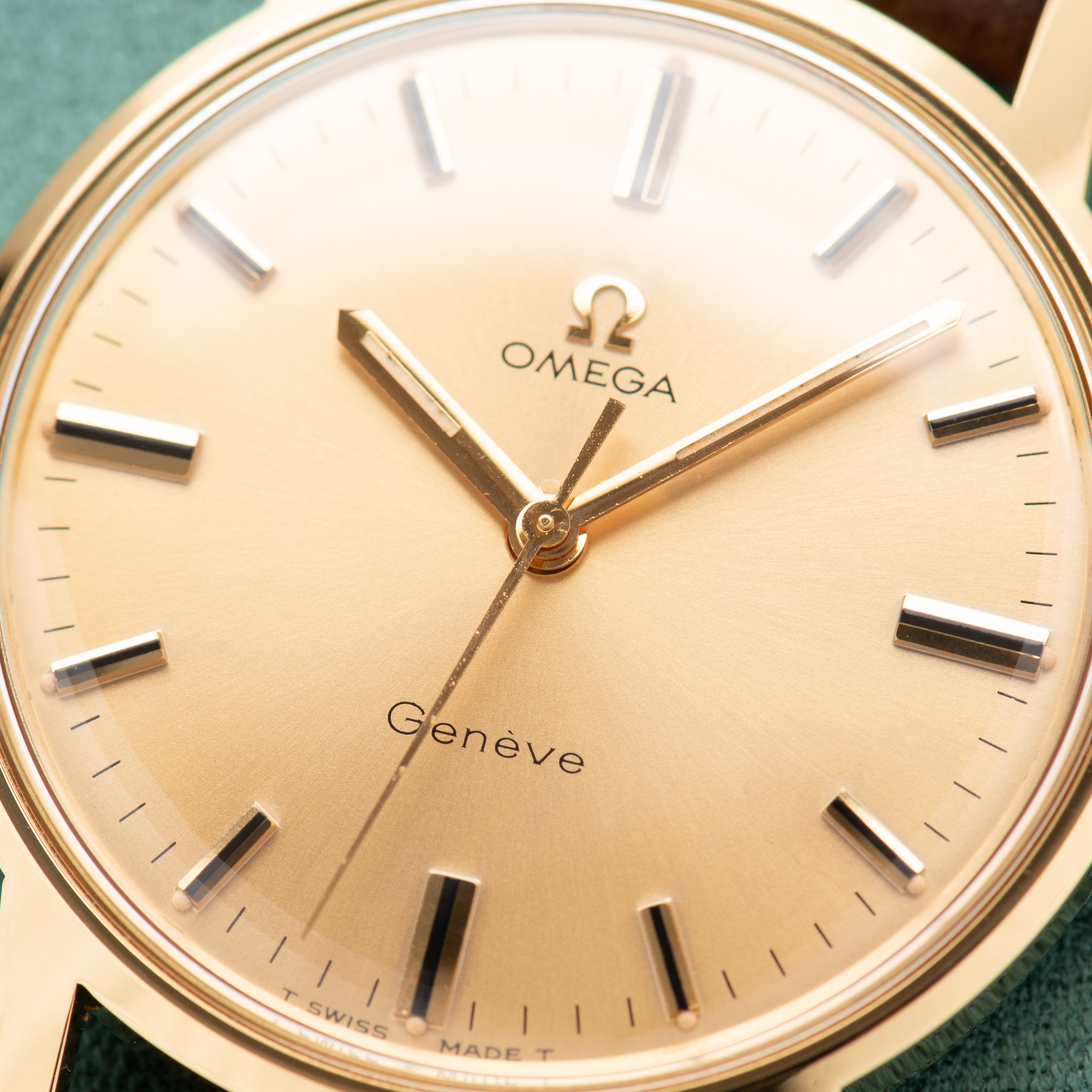 Zicht op Omega Genève Gold dial Réf 135.070 from 1969