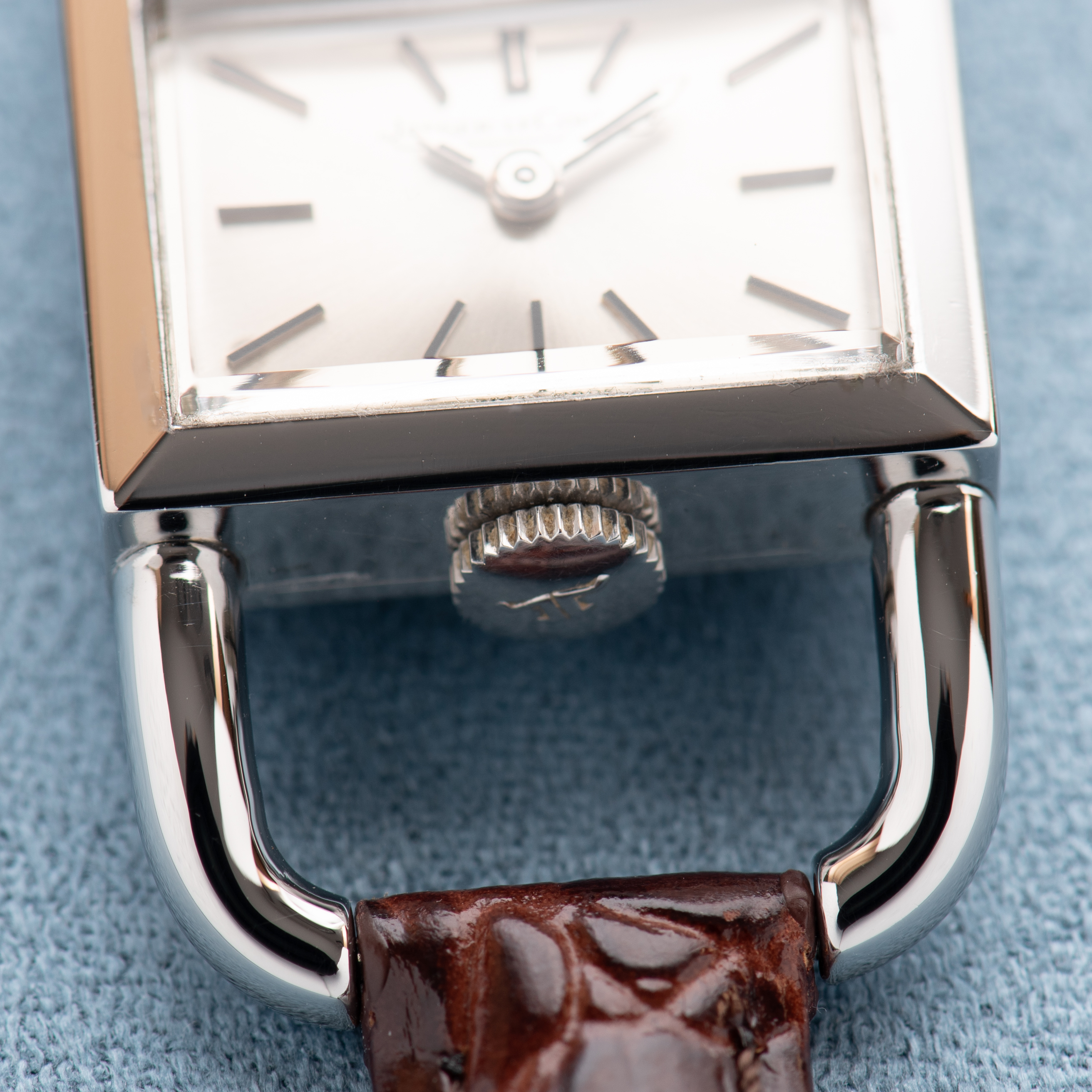 Vue de Jaeger-LeCoultre Etrier Lucchetto for Hermès Silver Dial Réf 1670.42