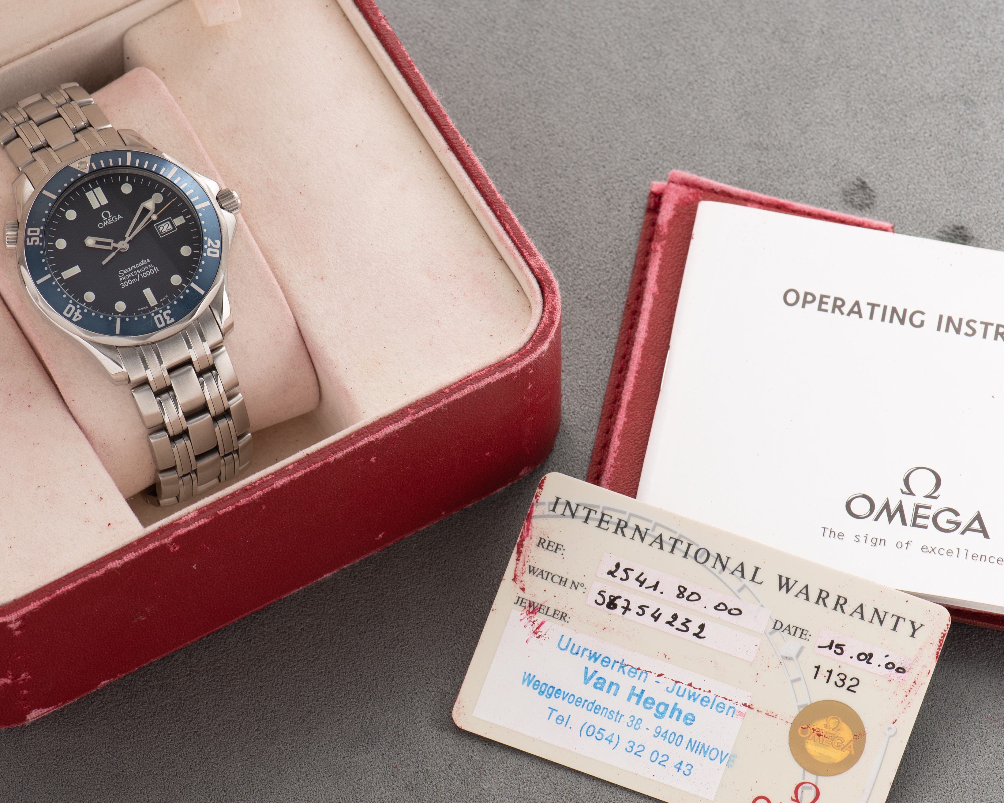 Zicht op Omega Seamaster Diver 300M "James Bond" Réf 2541.80.00 from 2000 Full Set