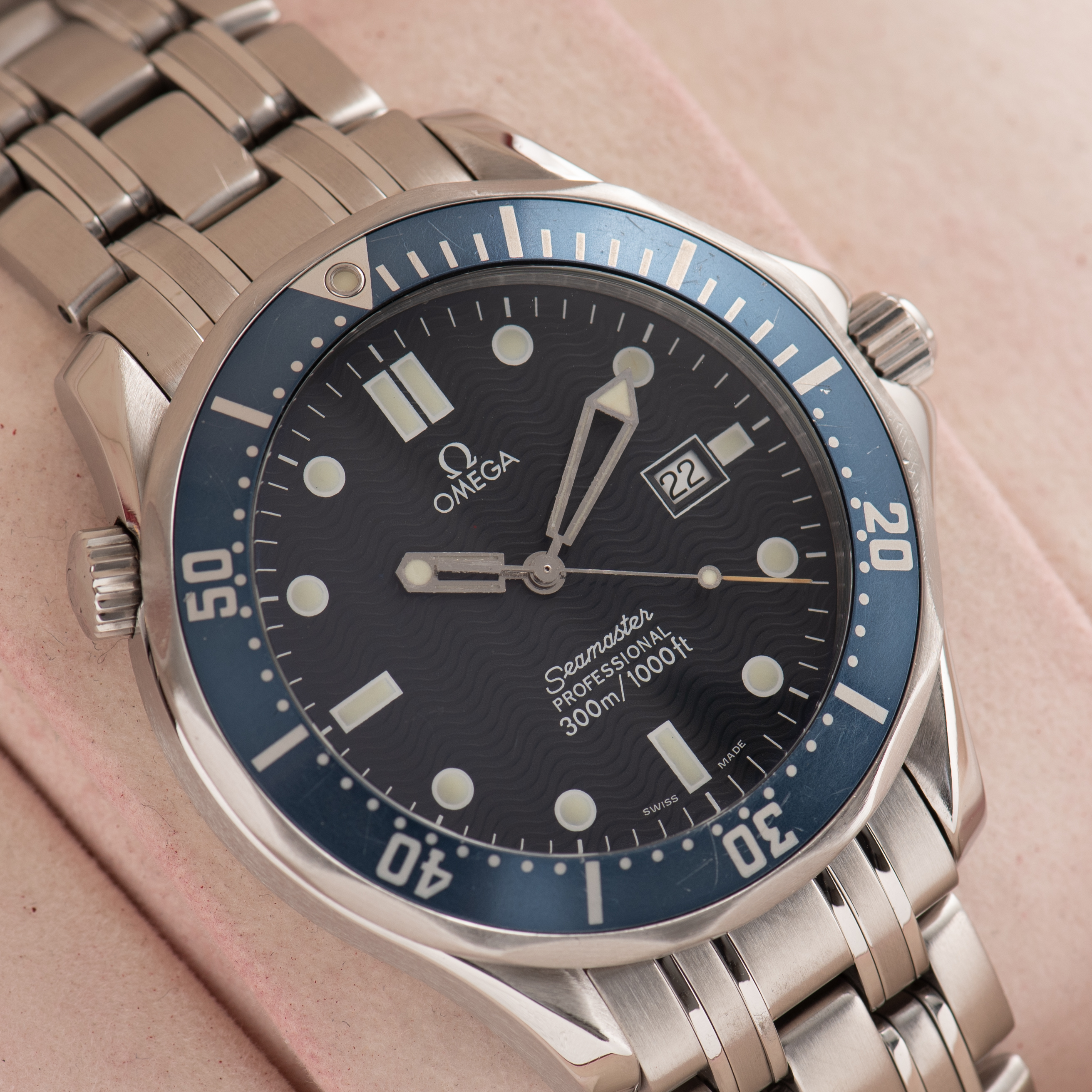 Zicht op Omega Seamaster Diver 300M "James Bond" Réf 2541.80.00 from 2000 Full Set