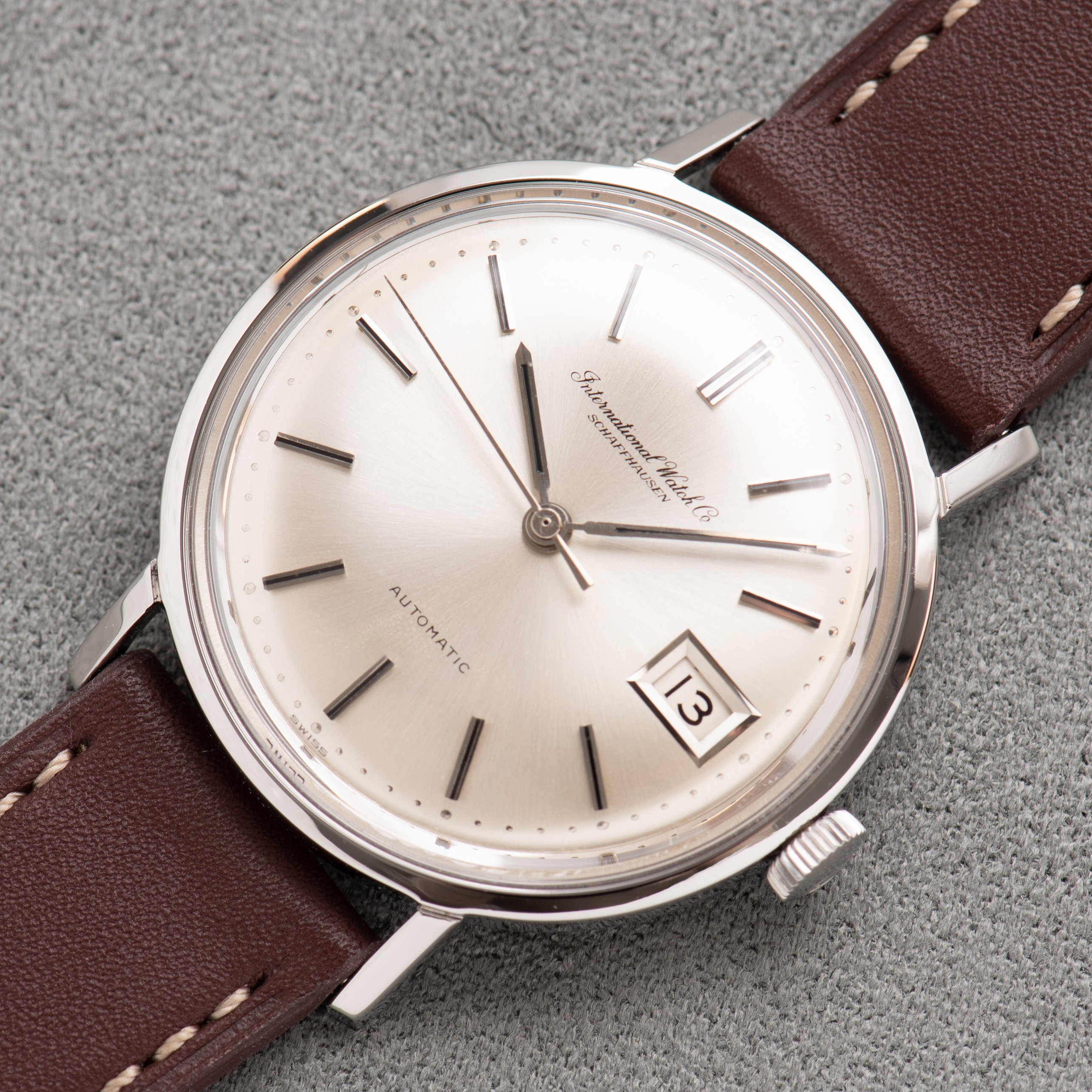 Vue de IWC International Watch Co Schaffhausen Automatic Silver Dial cal 8541 réf R818A