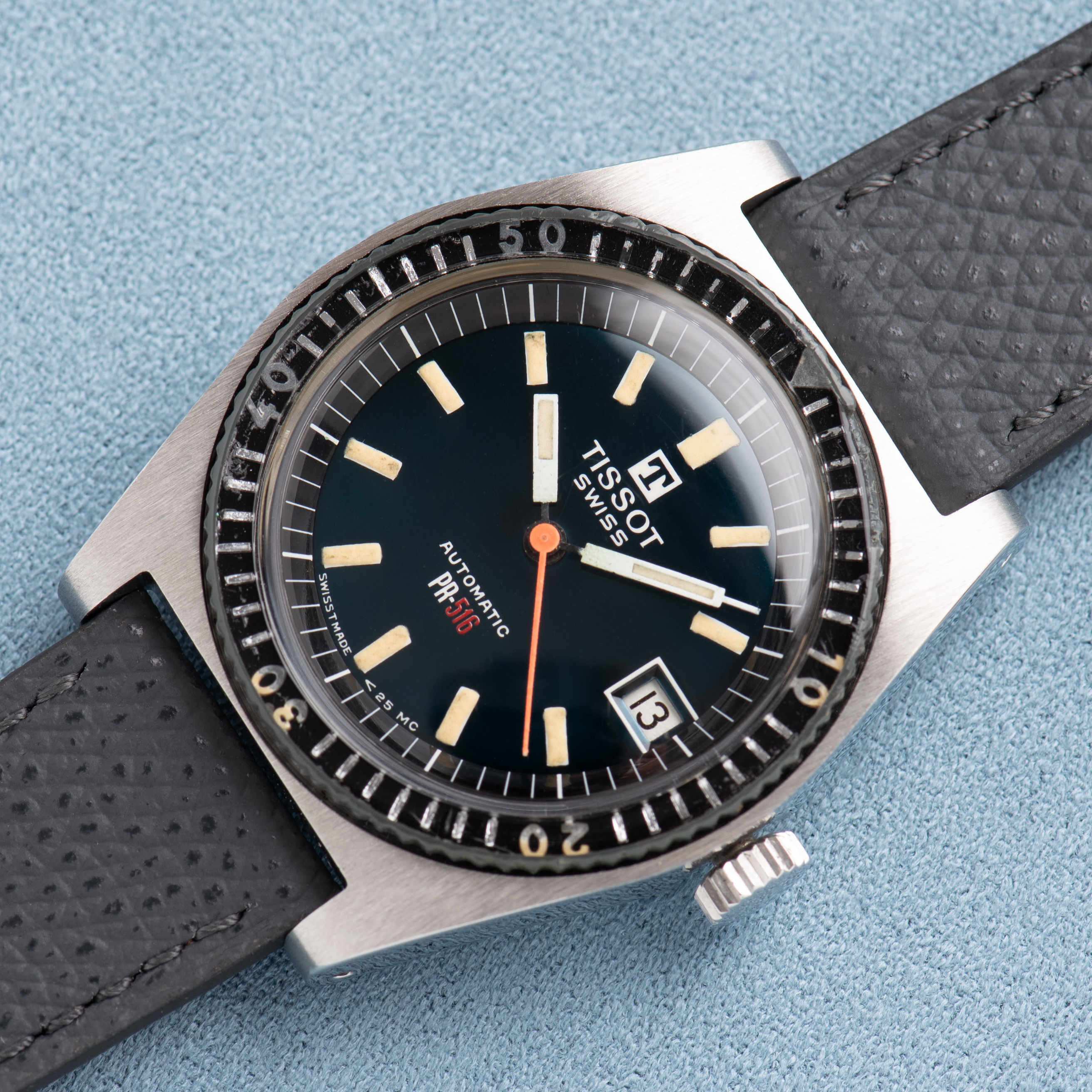 Zicht op Tissot Swiss Automatic PR516 RARE Édition « Roger Moore » réf 44622-7X
