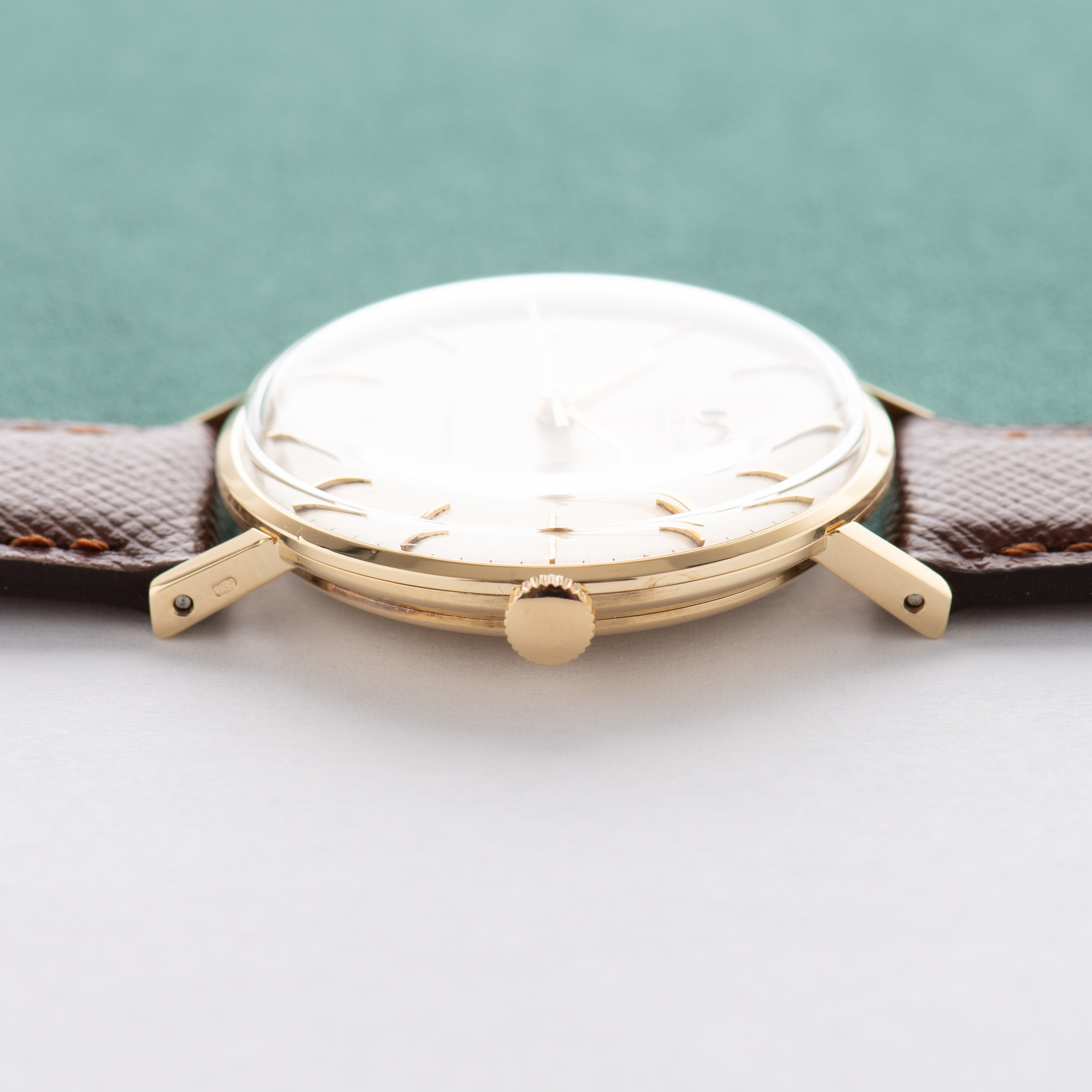 View of Universal Genève Automatic Micro-rotor cal 218-9 Gold 18K