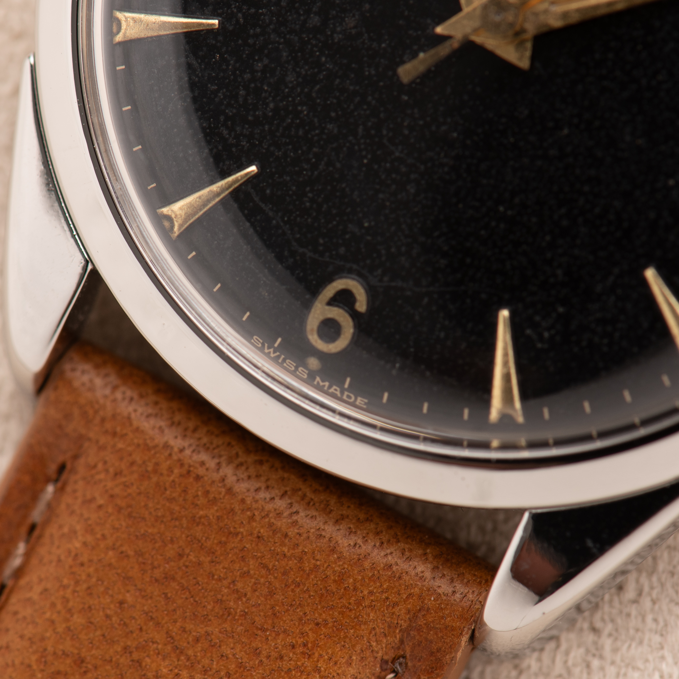 Zicht op Omega Second Center Patina Black Dial ref 2910-2 SC uit 1956