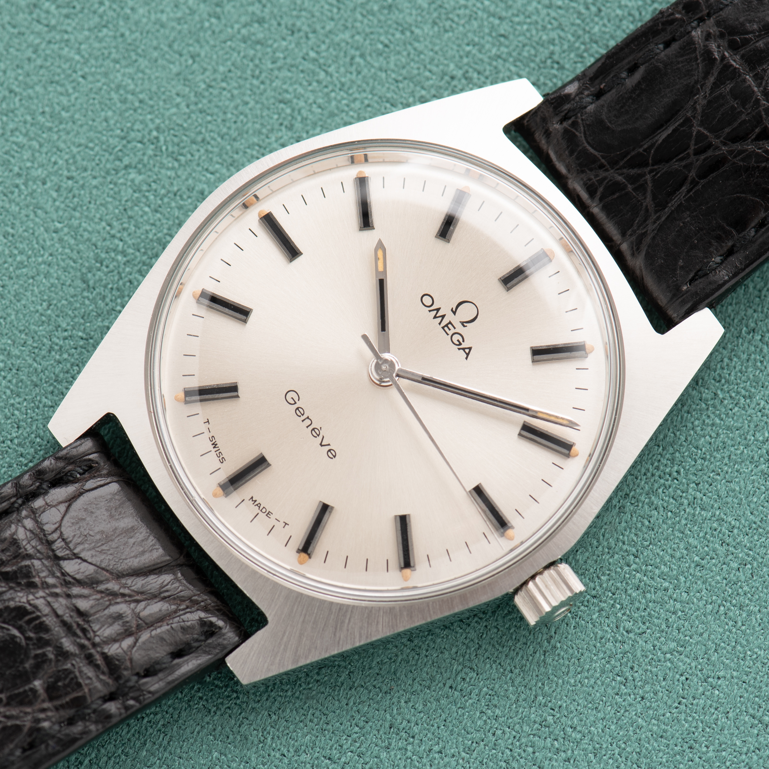 View of Omega Genève Mécanique Réf 135.041 from 1973 New Old Stock with box and sticker