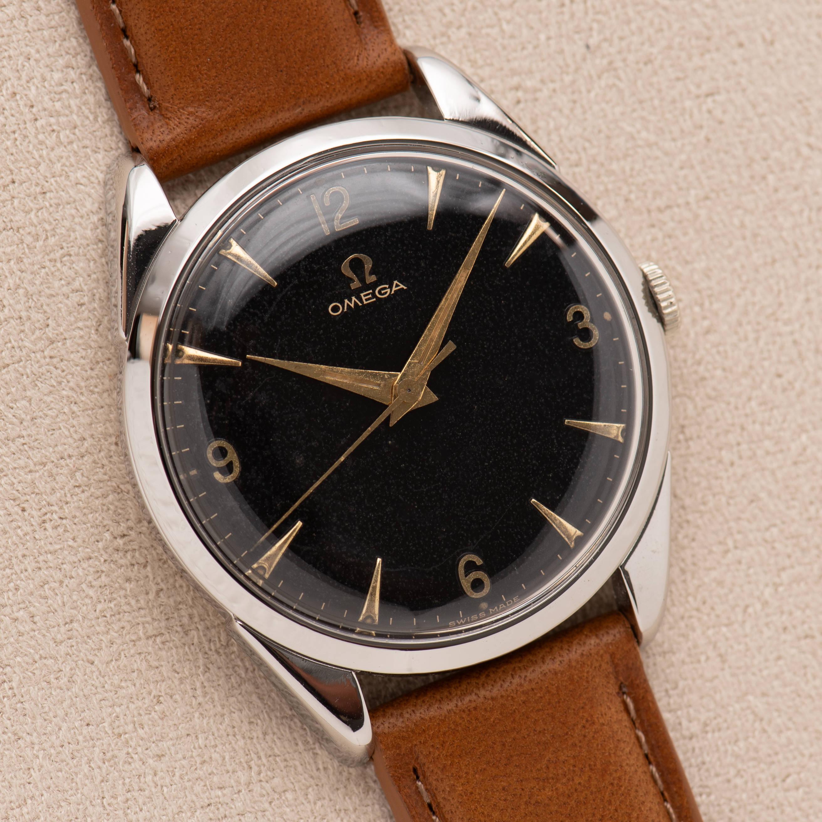 Zicht op Omega Second Center Patina Black Dial ref 2910-2 SC uit 1956