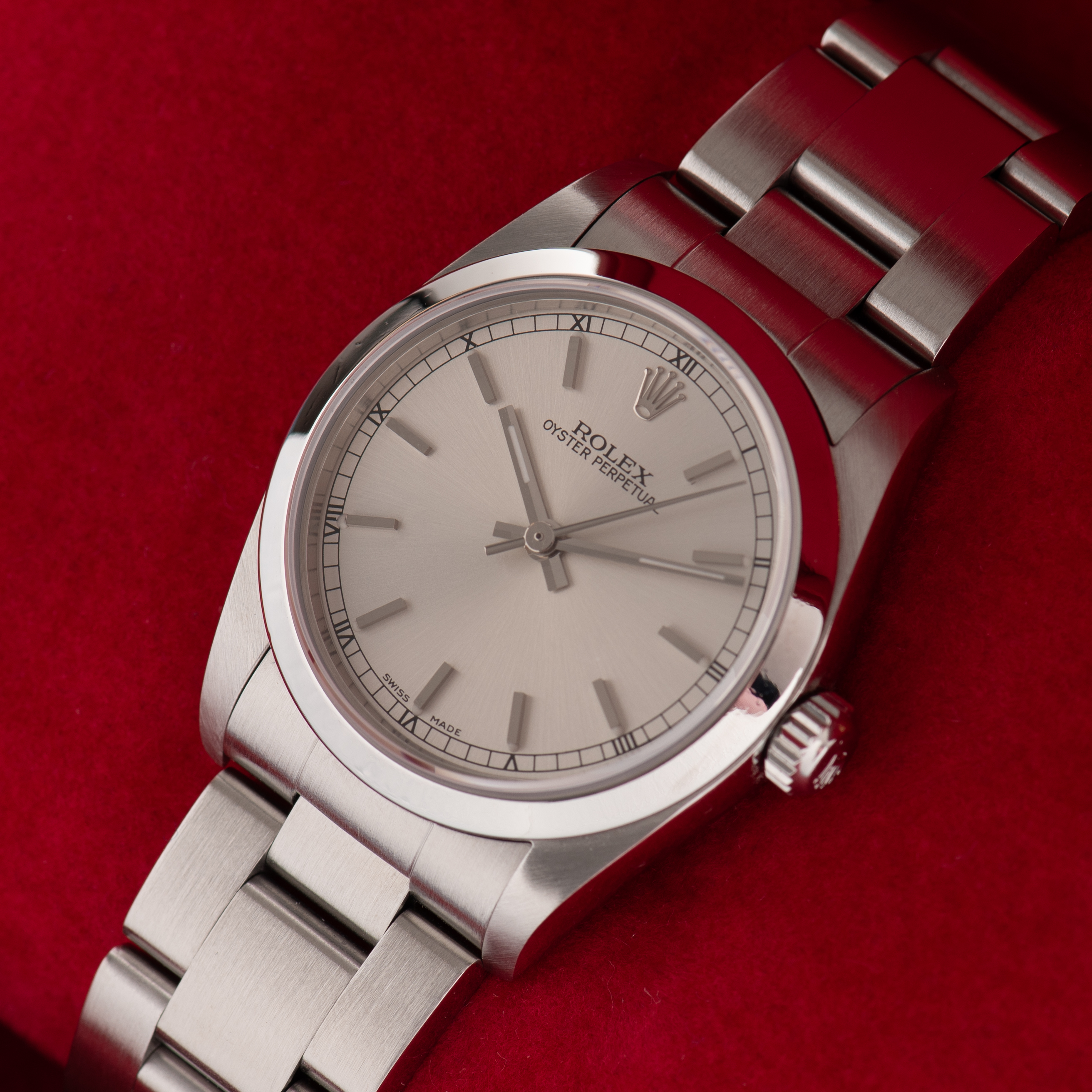 Zicht op Rolex Oyster Perpetual Silver Dial Réf 77080 Full set from 2005