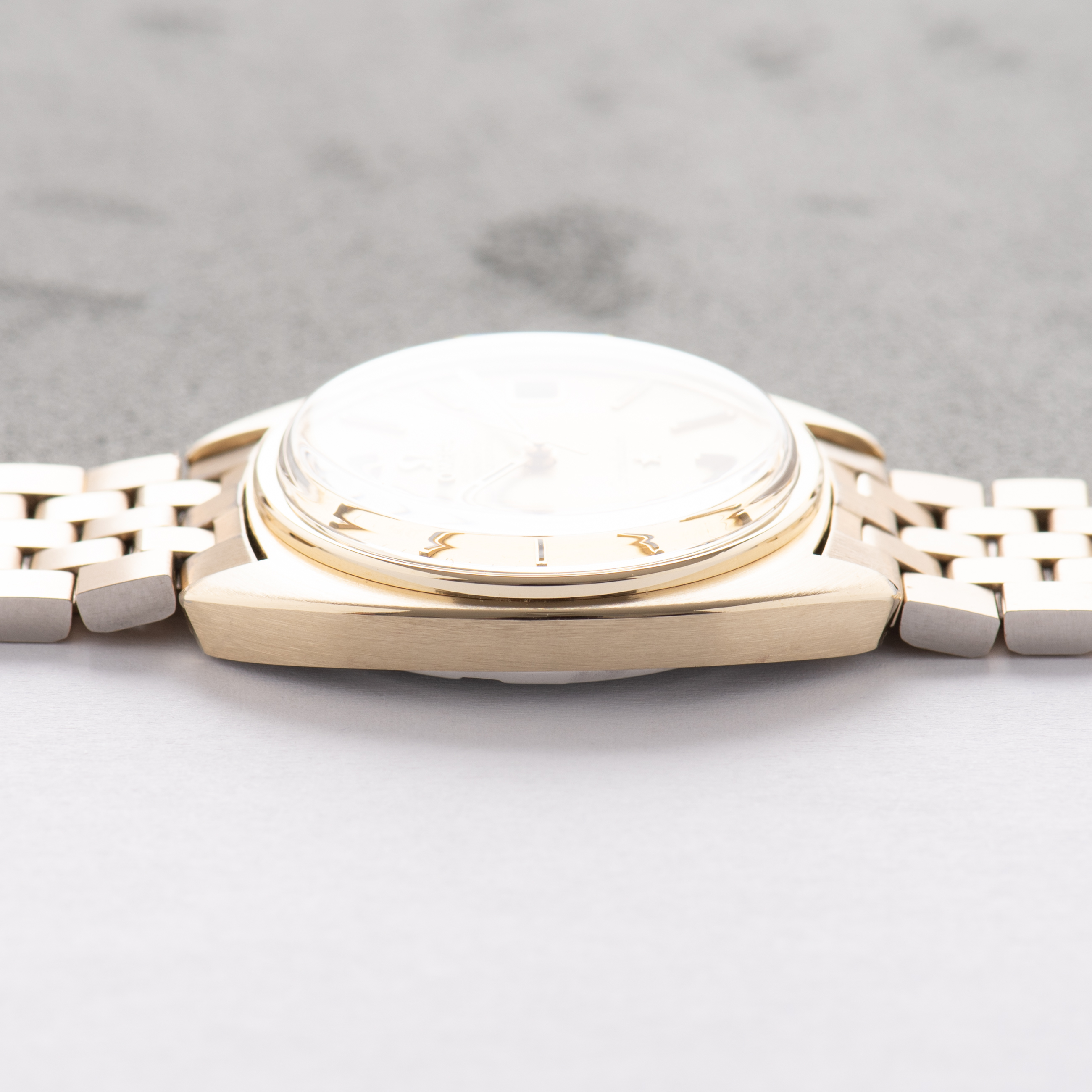 Zicht op Omega Constellation Chronometer C-shape 14K Gold Capped from 1968 Réf 168.017SP