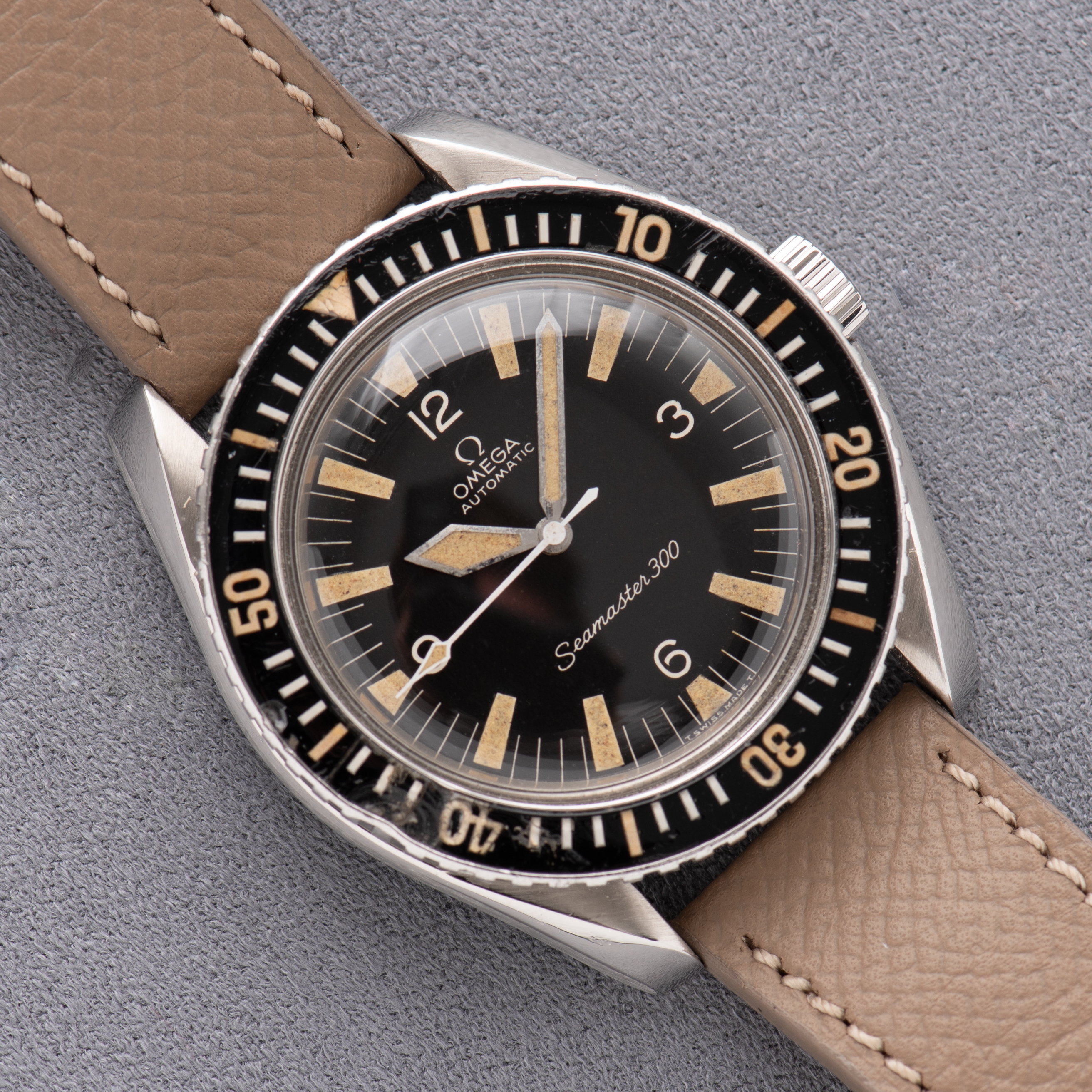 Vue de Omega Seamaster 300 Automatic HF Case Réf 165.024 from 1966