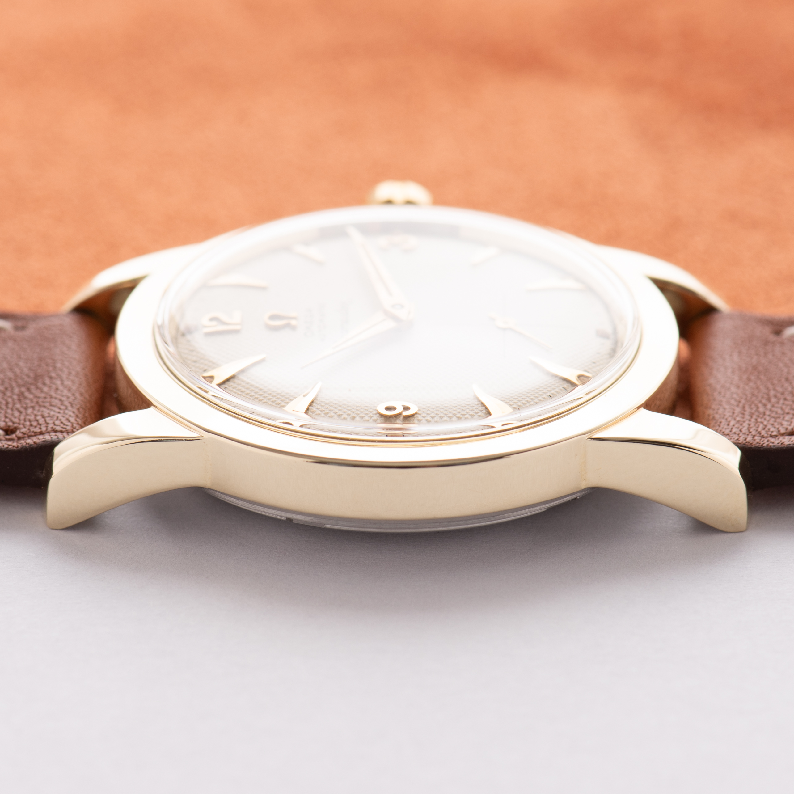 Vue de Omega Seamaster Automatic Bumper Beefy Lugs "Honeycomb dial" 1952 réf 2576-21