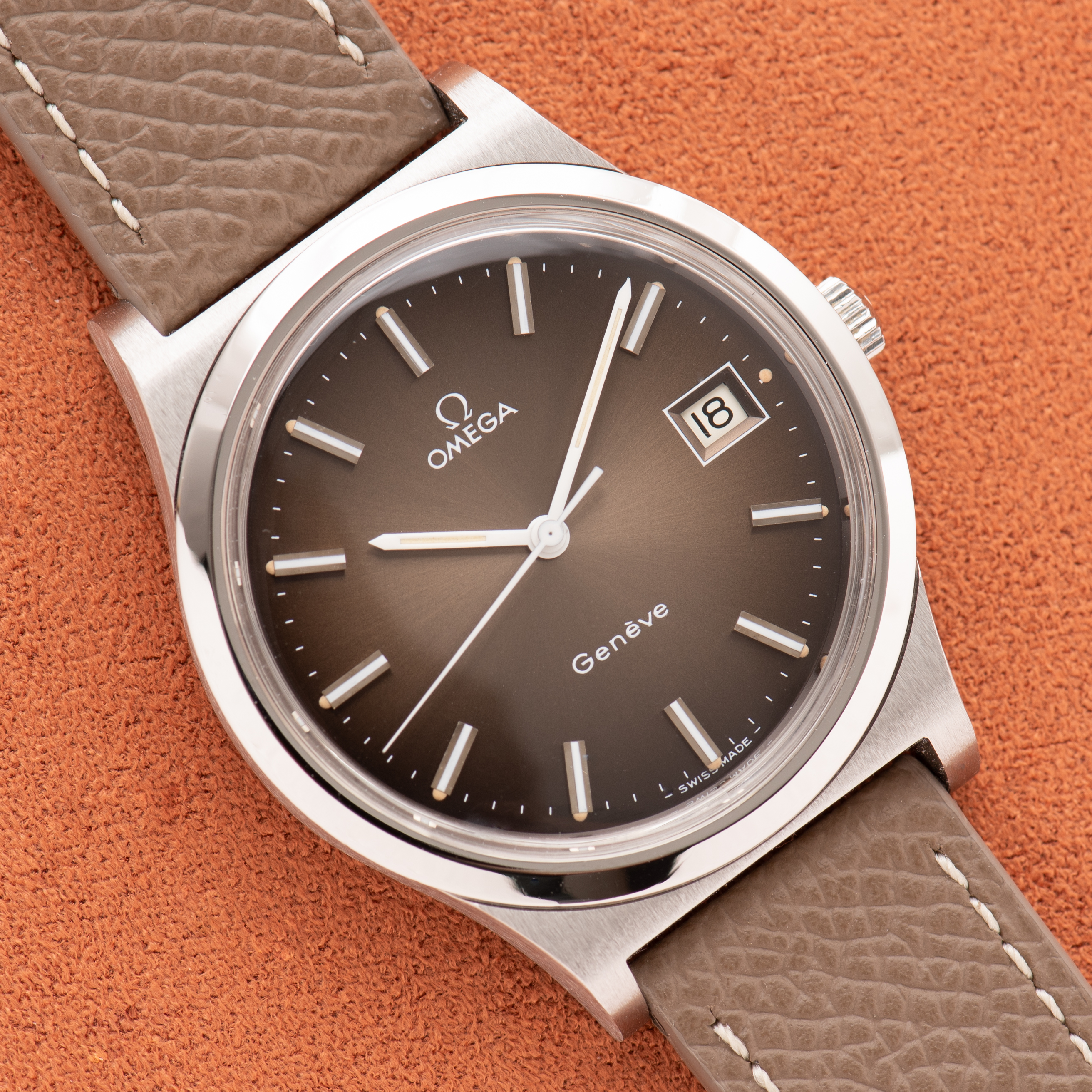 Zicht op Omega Genève Mécanique Date Brown Dial Réf 136.0102 from 1974