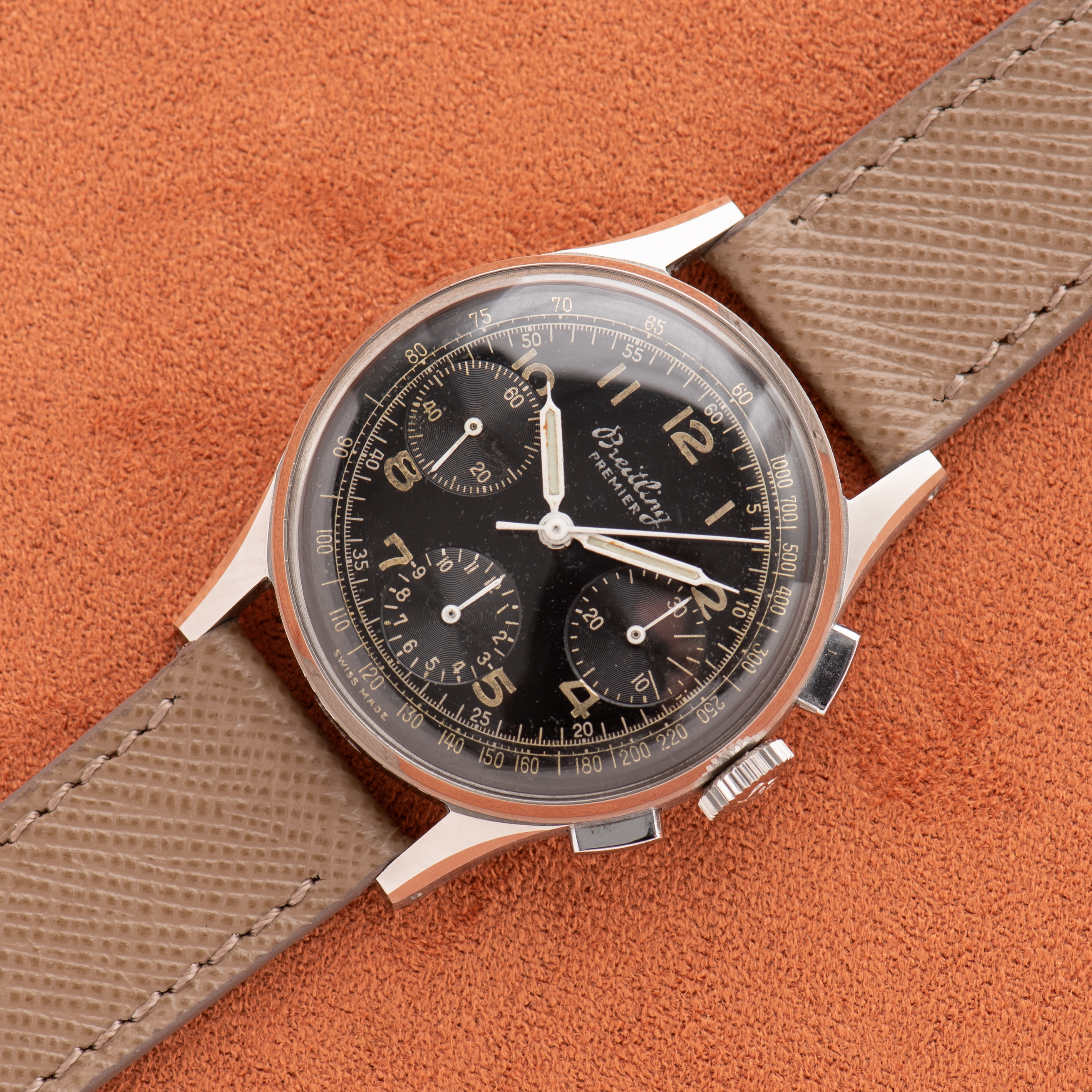 Vue de Breitling Premier Chronograph Unpolished Gilt Black Dial Venus 152 Réf 787