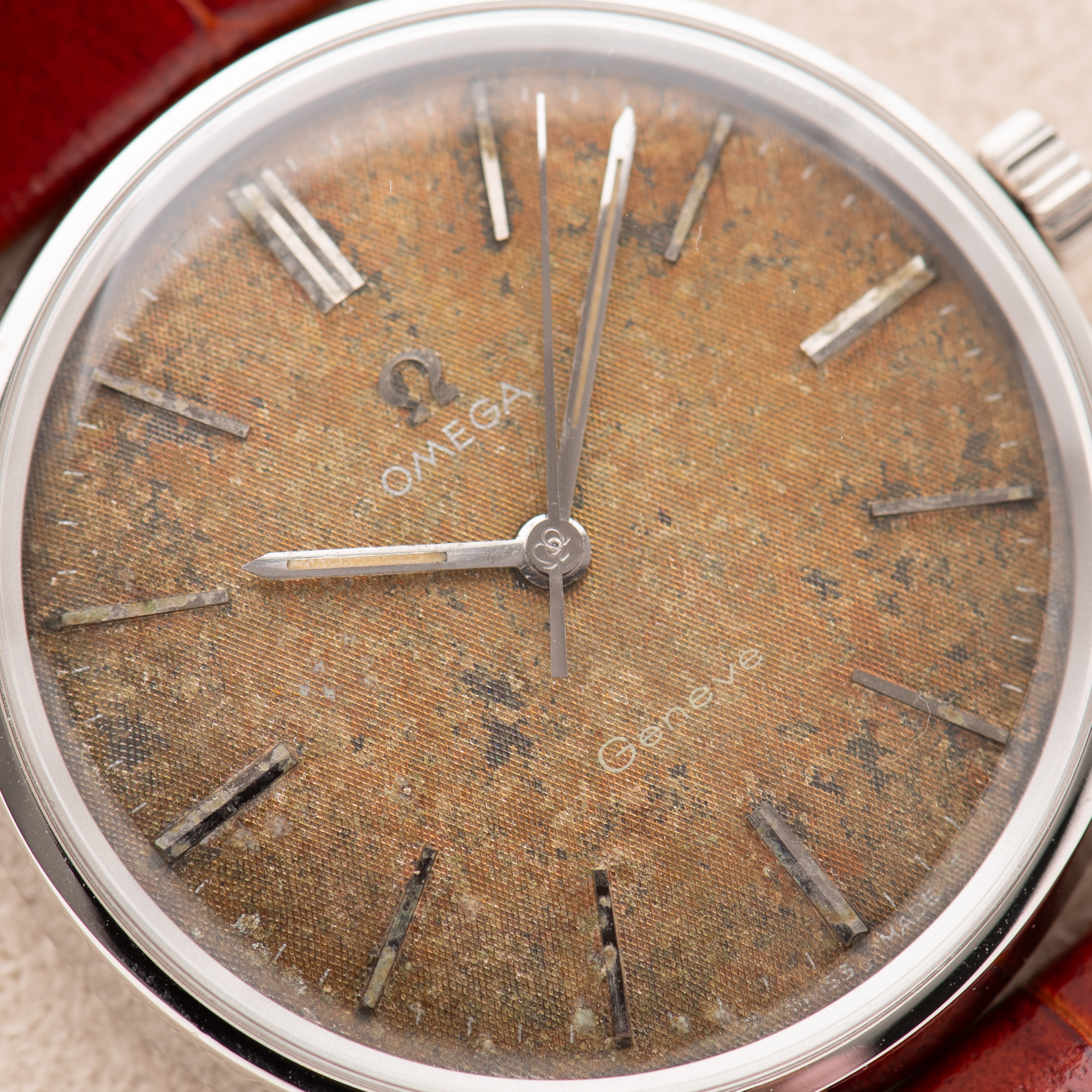 Zicht op Omega Genève Linnen Patina Dial cal 600 ref 135.011 uit 1962