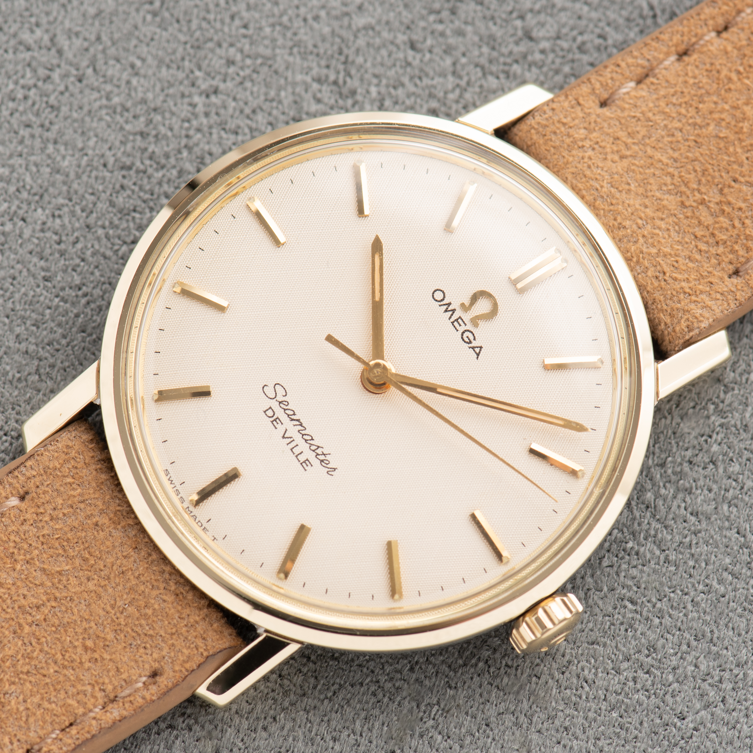 Zicht op Omega Seamaster De Ville "Linnen Dial" Cream Gold/Steel Ref 135.020 vanaf 1964