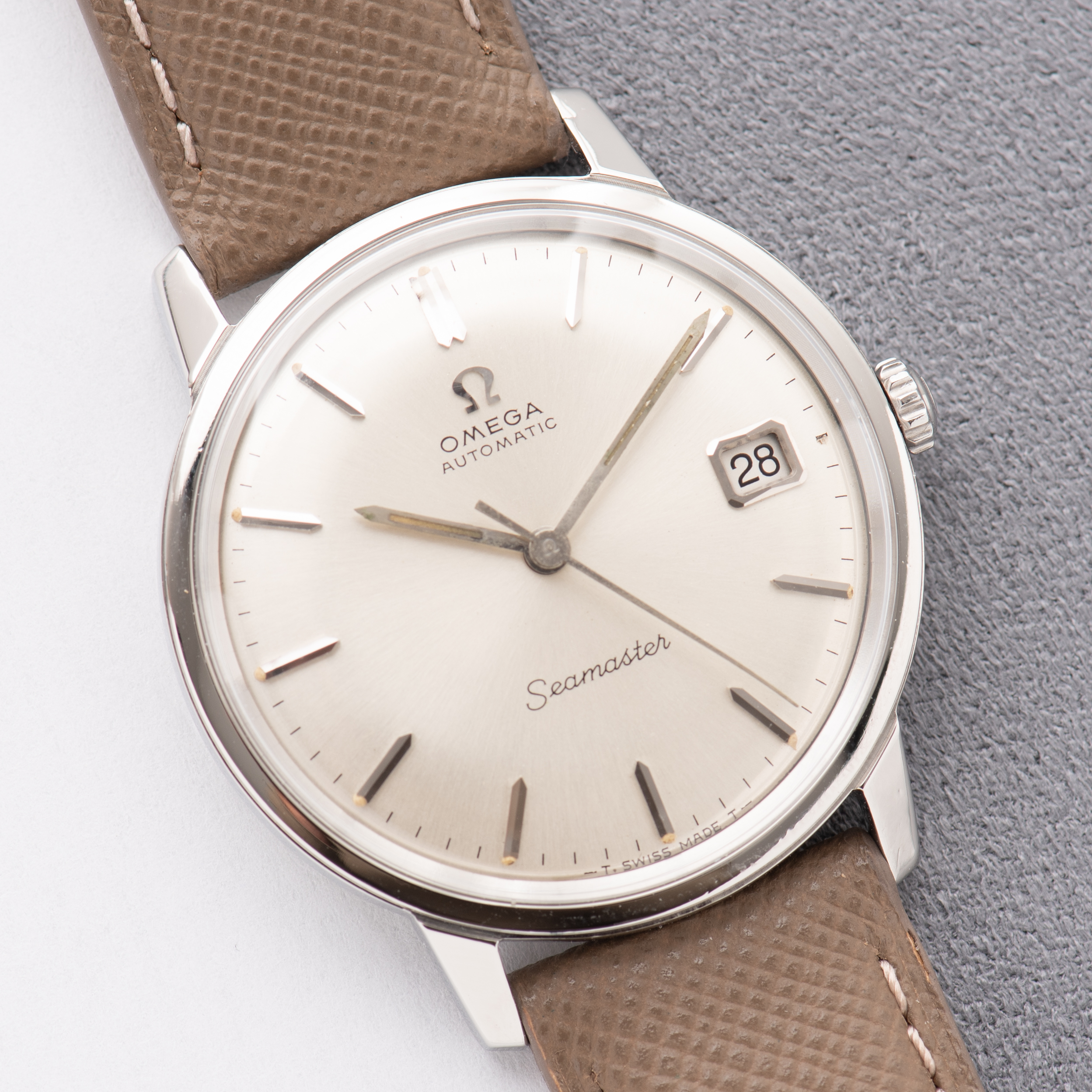 Zicht op Omega Seamaster Automatic Date Silver Dial Réf 166.002 from 1965