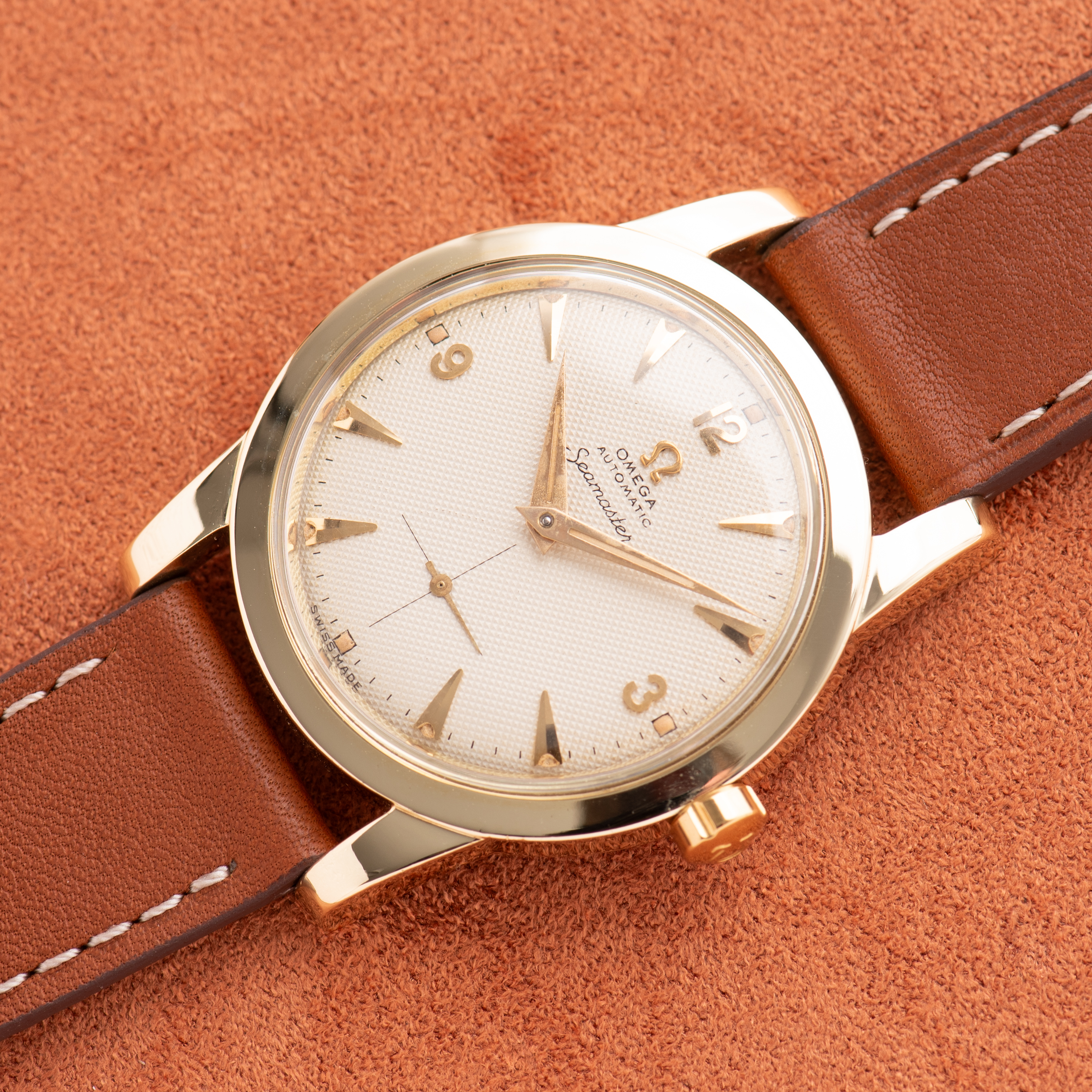Vue de Omega Seamaster Automatic Bumper Beefy Lugs "Honeycomb dial" 1952 réf 2576-21