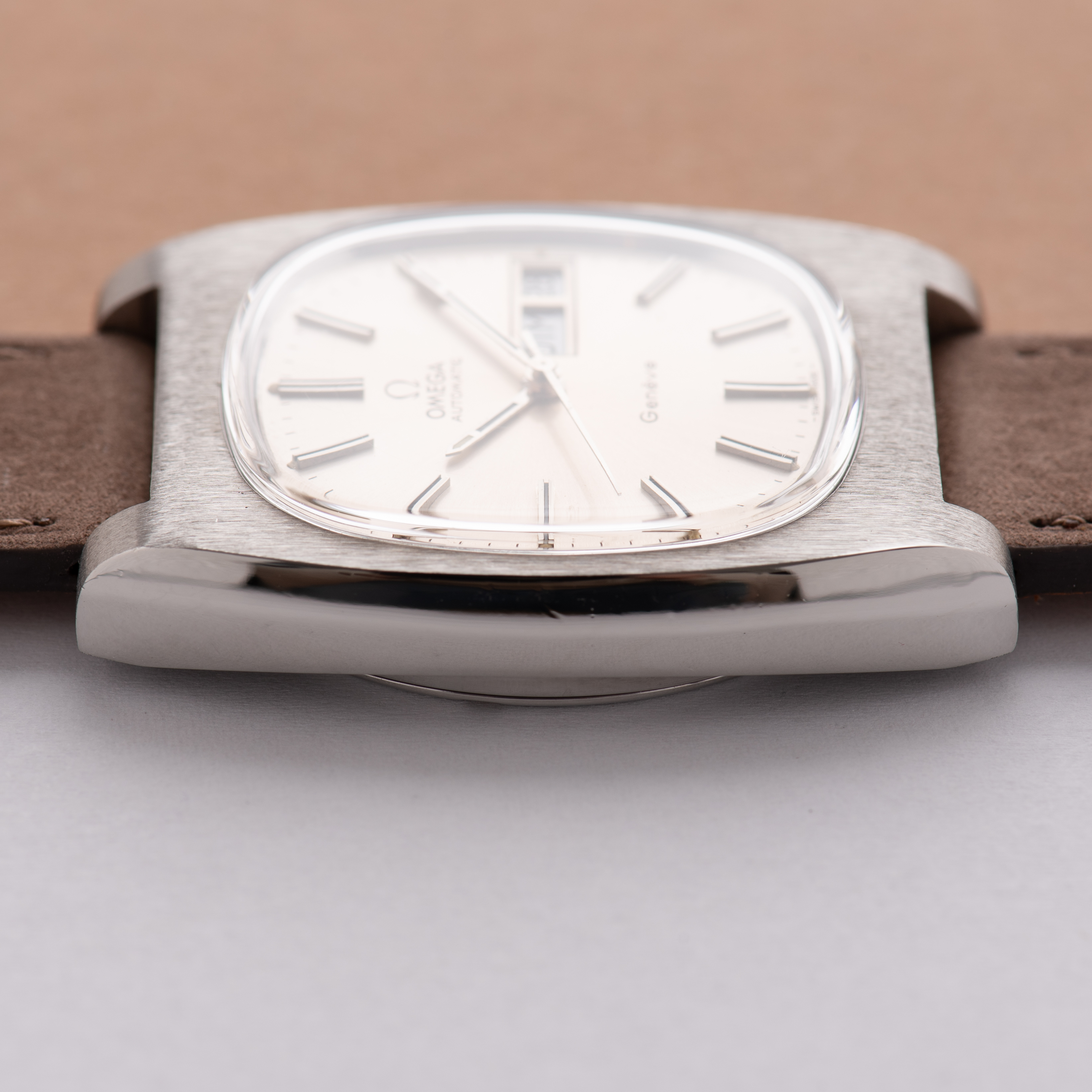 Zicht op Omega Genève Automatic Day Date from 1973 Réf 166.0188