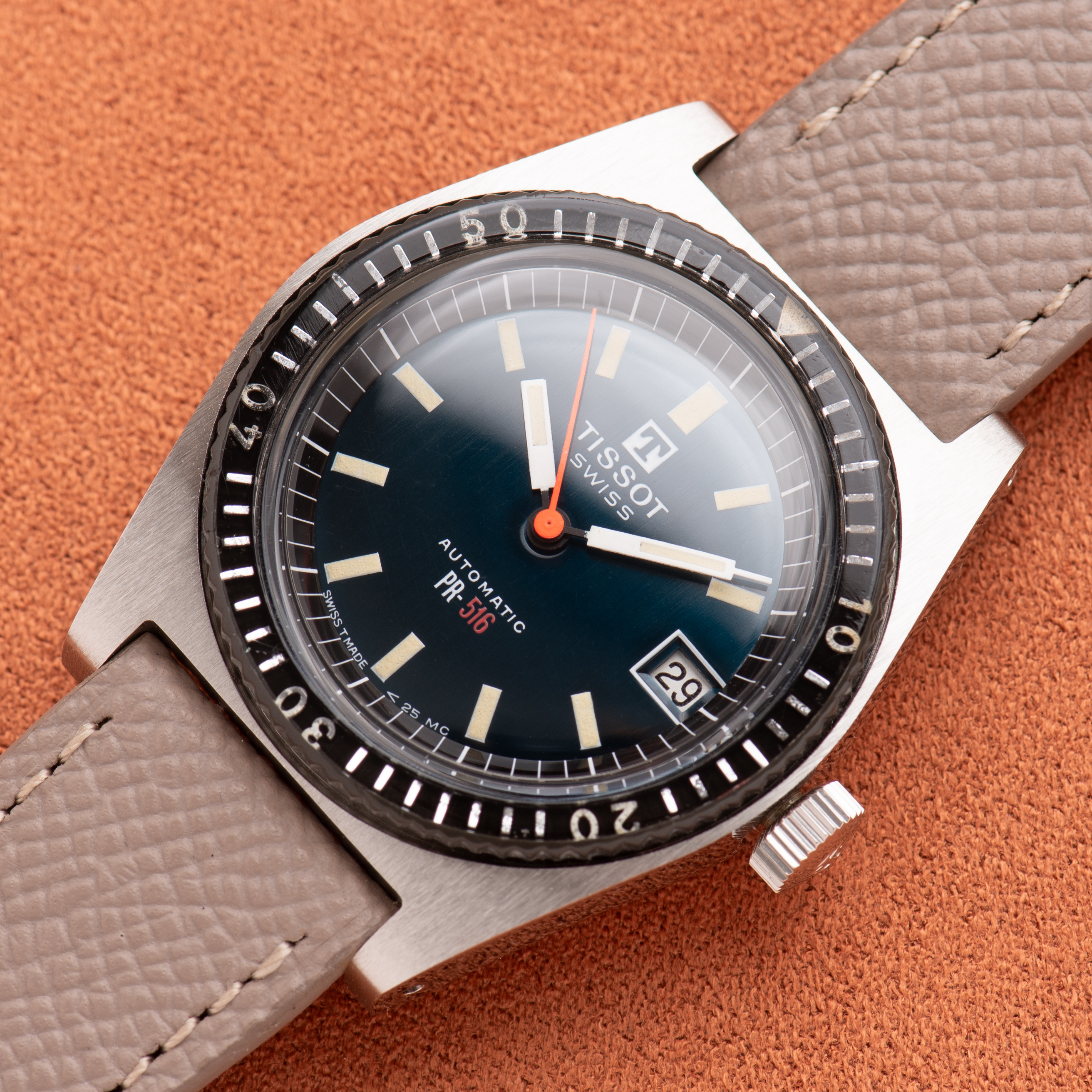 Zicht op Tissot Swiss Automatic PR516 RARE Roger Moore Edition ref 44622-7X